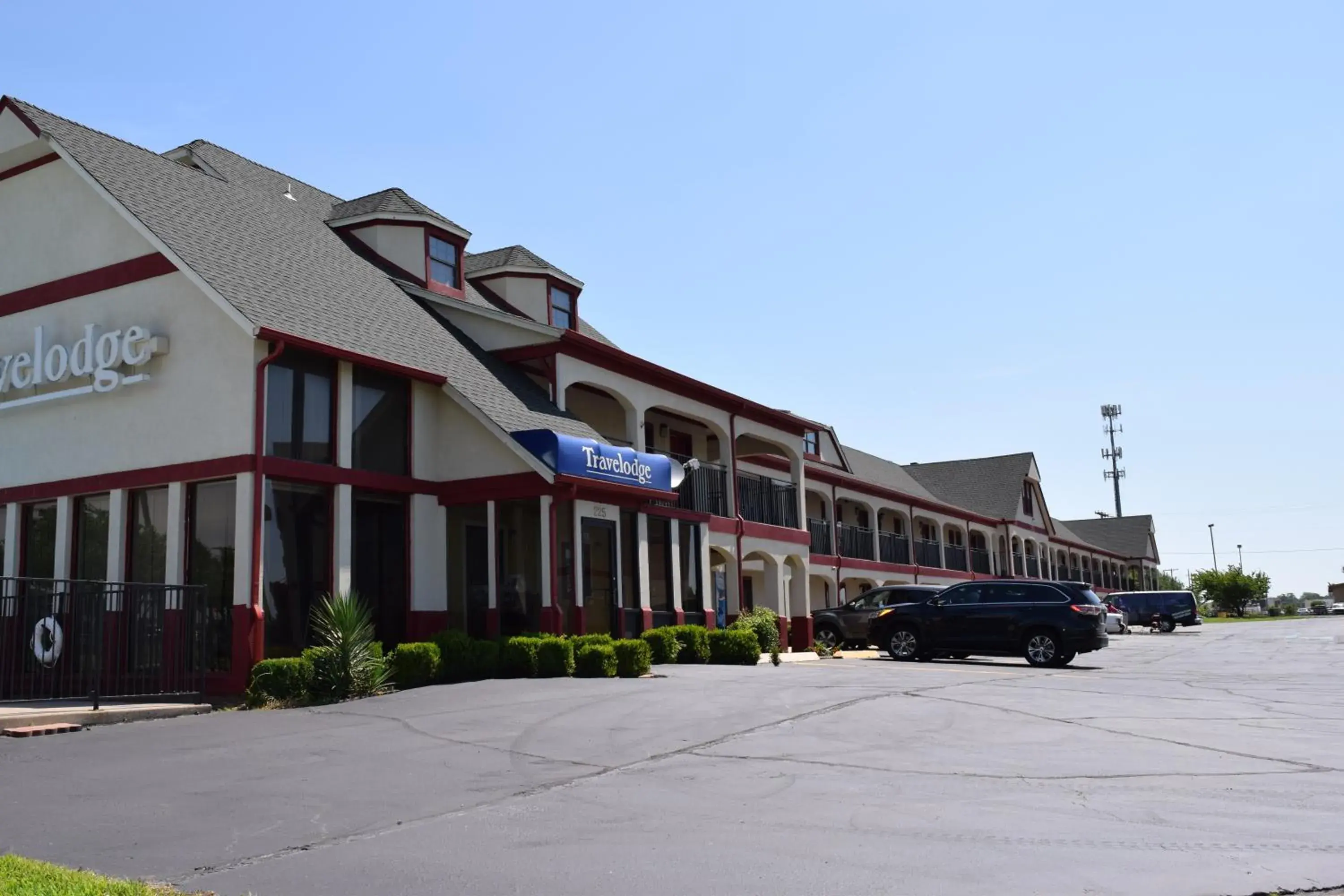 Property Building in Travelodge Inn & Suites by Wyndham Norman