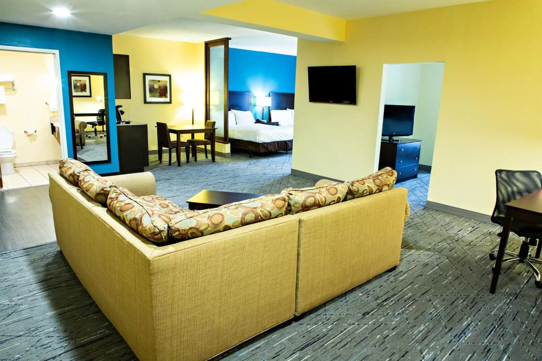 Photo of the whole room, Seating Area in Holiday Inn Express Harrisburg West, an IHG Hotel