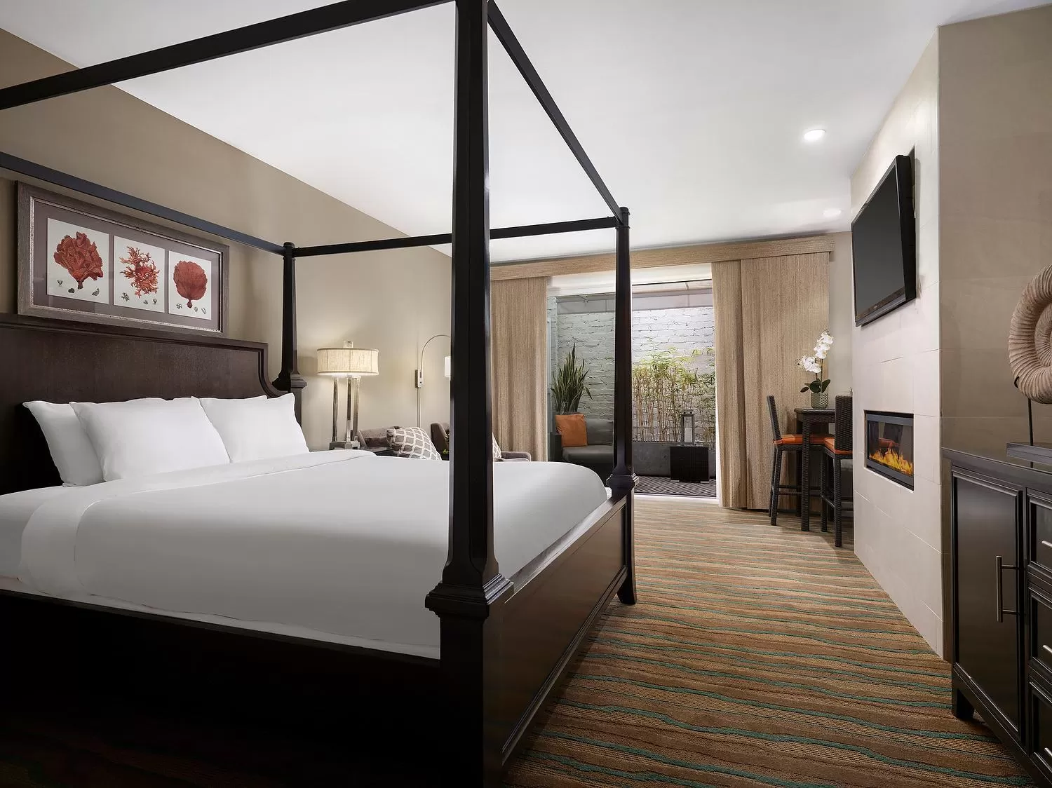 Bedroom, Bed in Catalina Island Inn