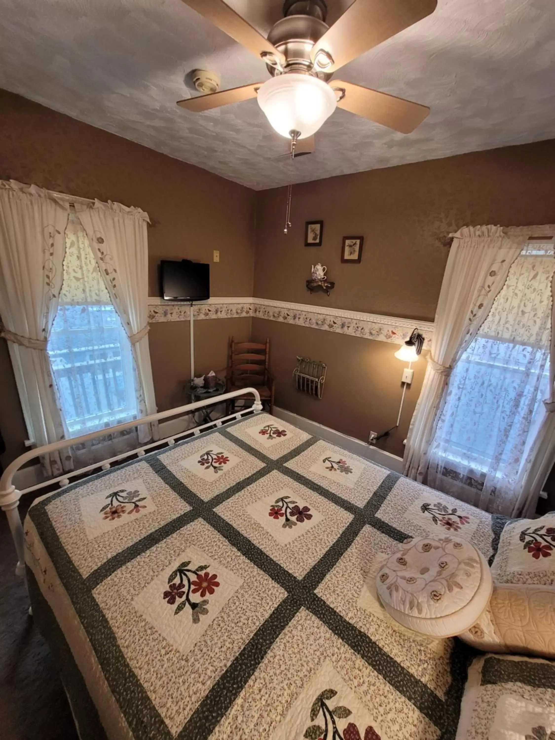 Bedroom, Bed in Prairie House Manor Bed and Breakfast