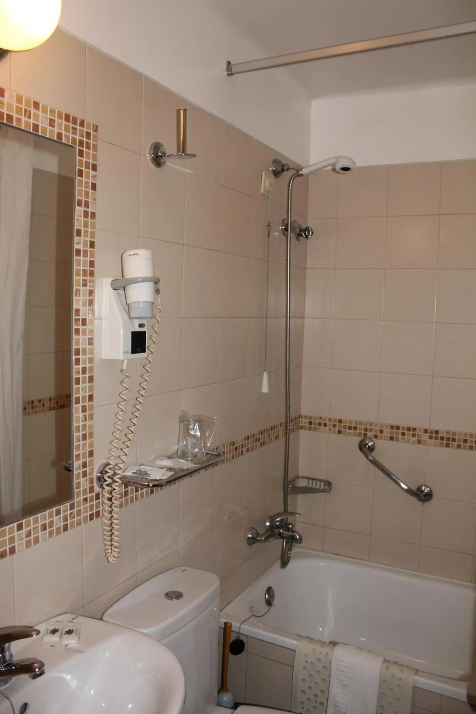 Shower, Bathroom in Imperador Hotel