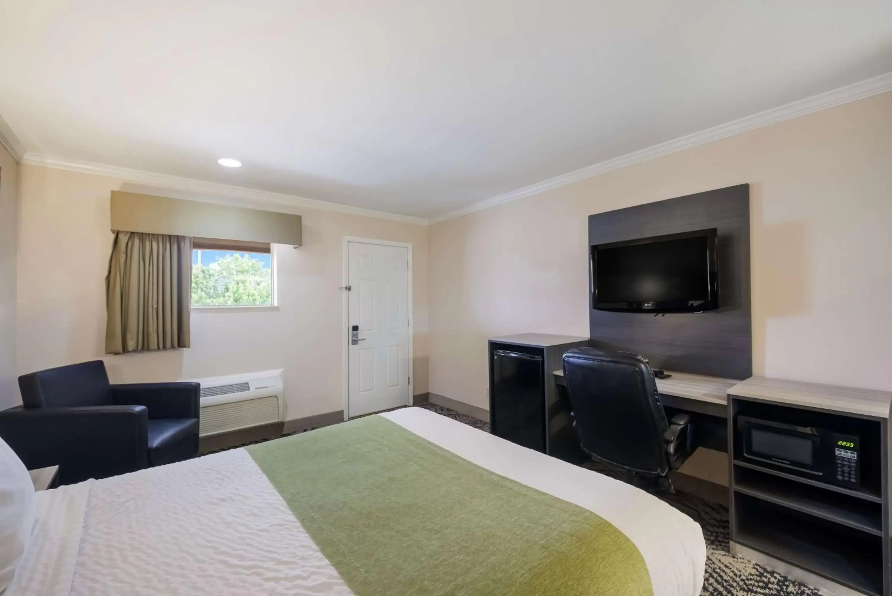 Bedroom, TV/Entertainment Center in SureStay Hotel by Best Western Rockdale