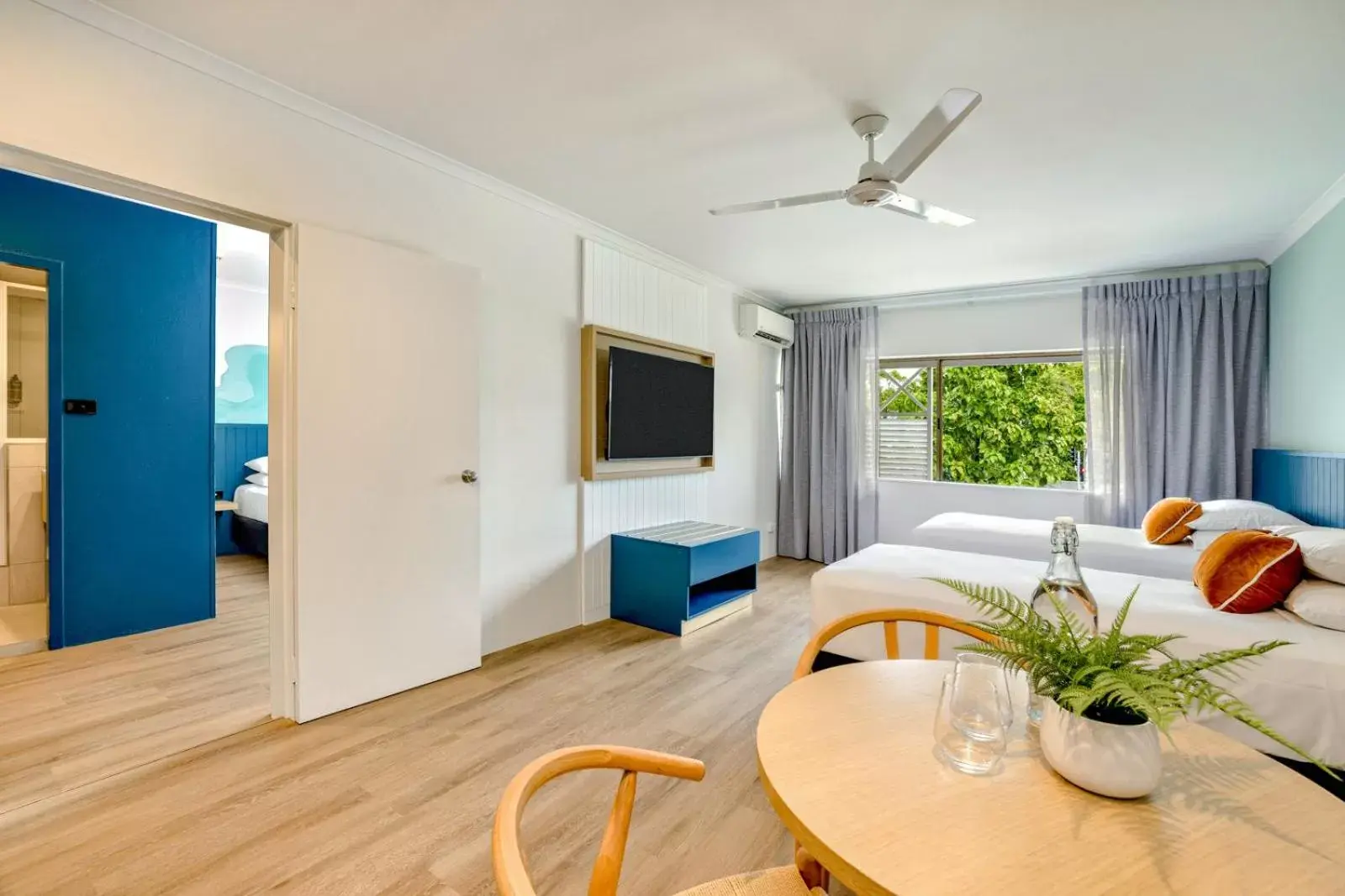 Bed, Seating Area in Mercure Cairns