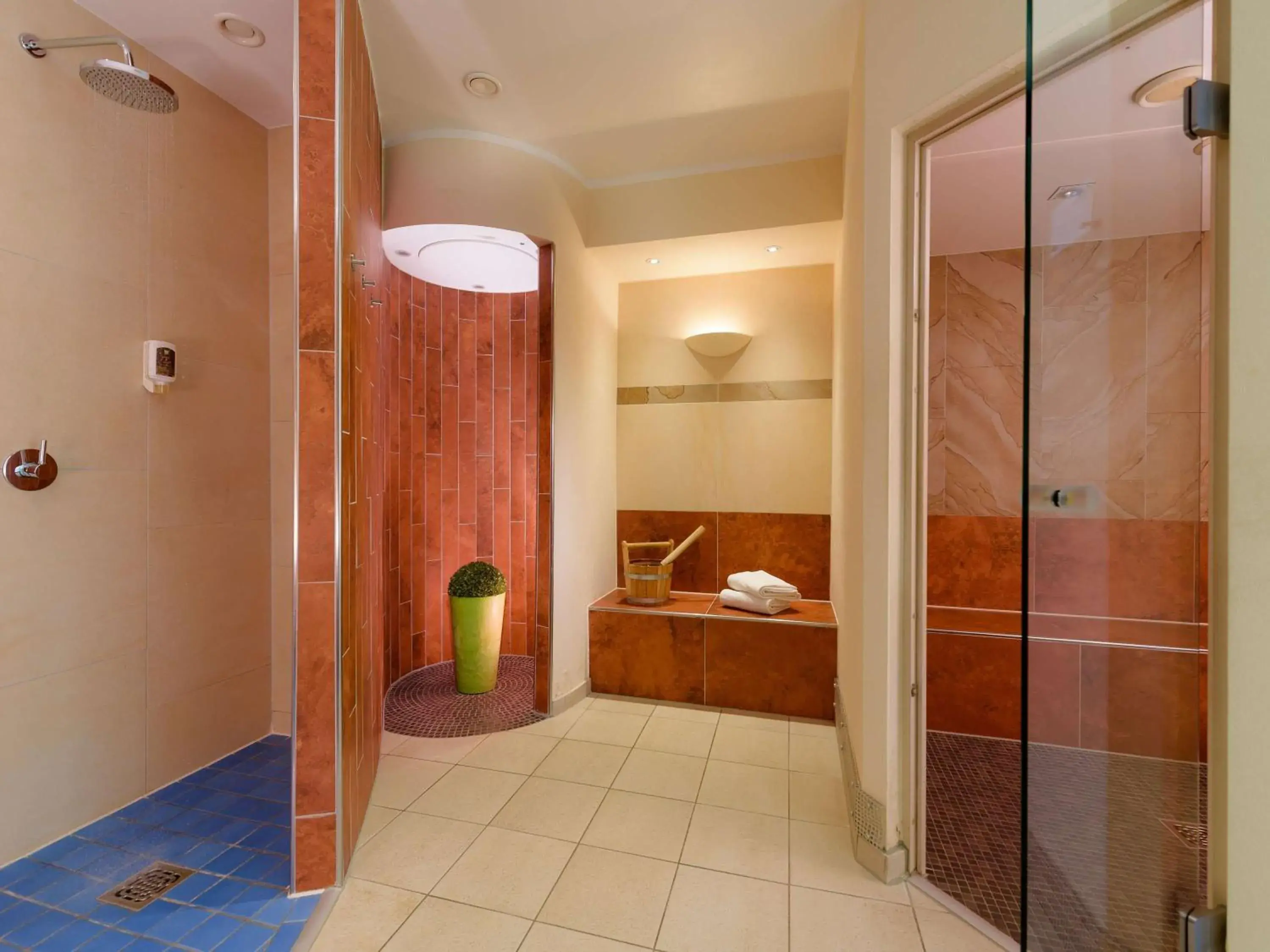Spa and wellness centre/facilities, Bathroom in ibis Styles Leipzig