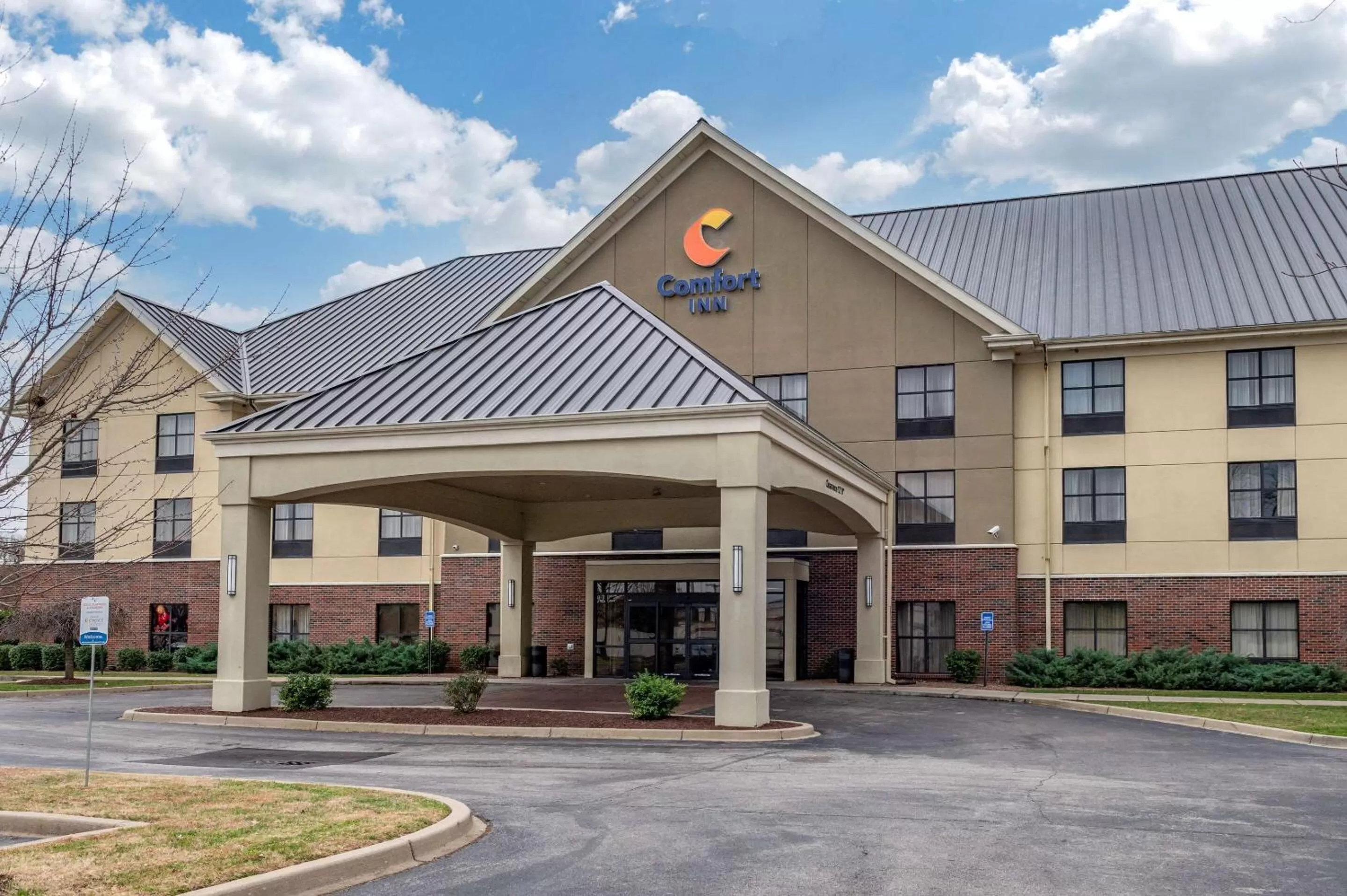 Property building in Comfort Inn Louisville Southwest