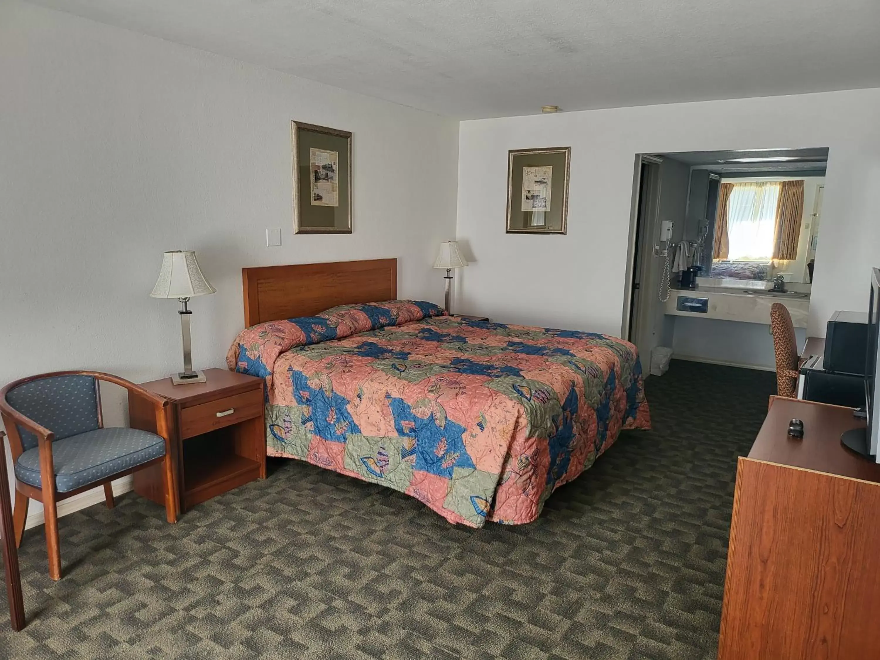 Bed in Blue Ribbon Inn and Suites