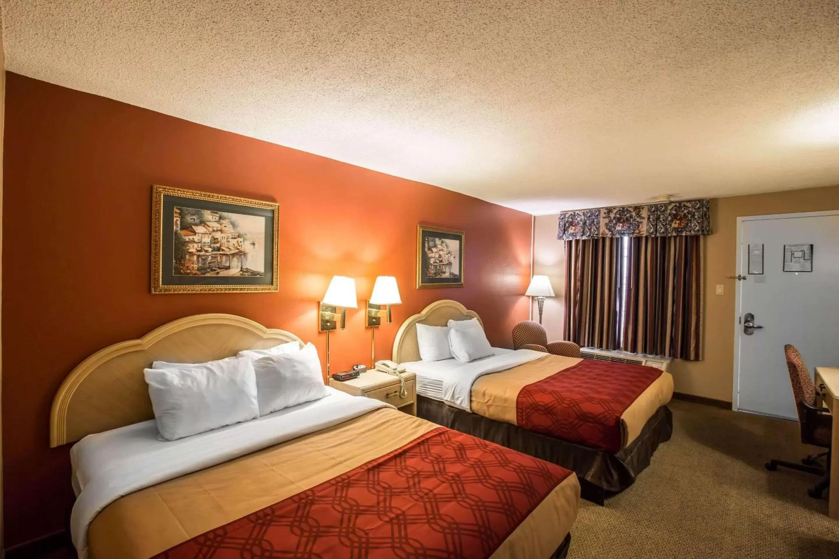 Photo of the whole room, Bed in Greeneville Inn And Suites