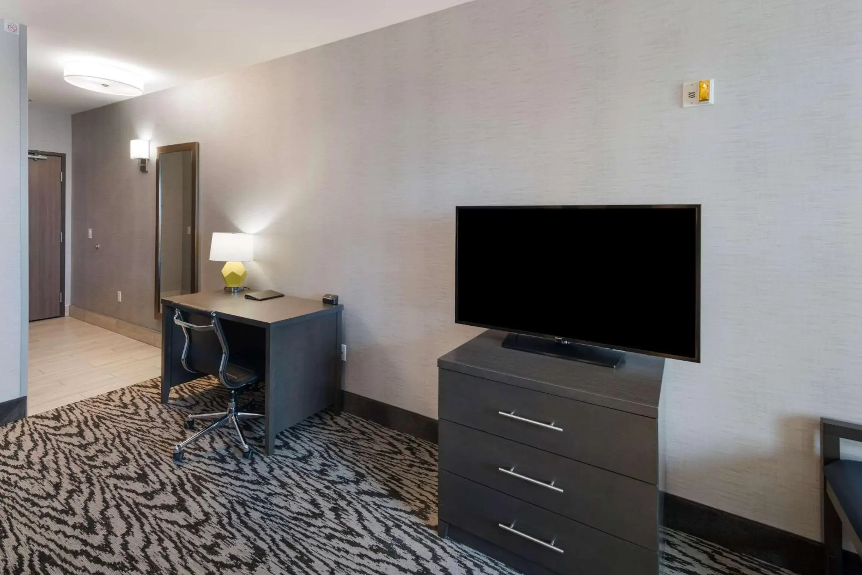 Photo of the whole room, TV/Entertainment Center in Comfort Suites Kennewick at Southridge