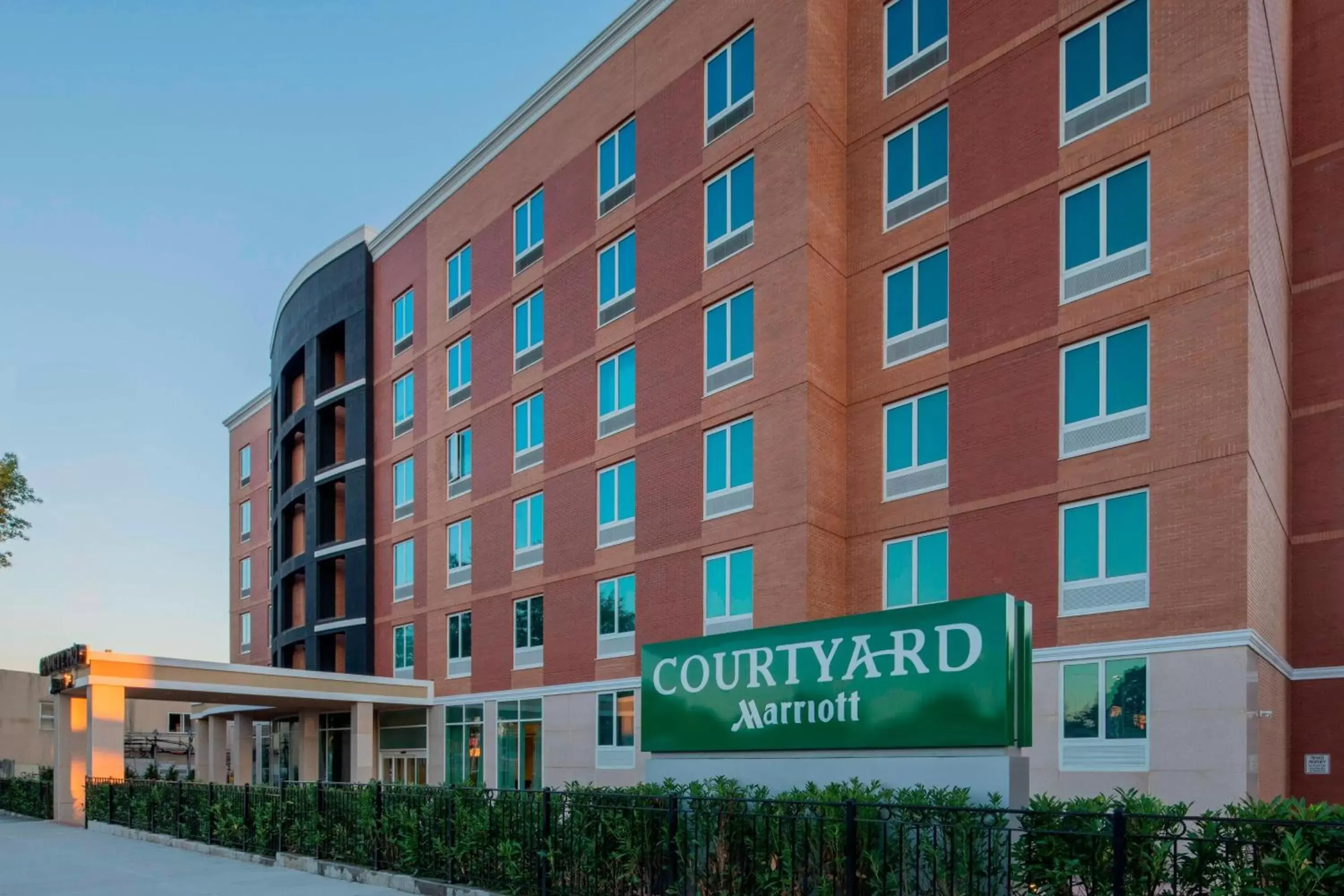 Property Building in Courtyard by Marriott New York Queens/Fresh Meadows