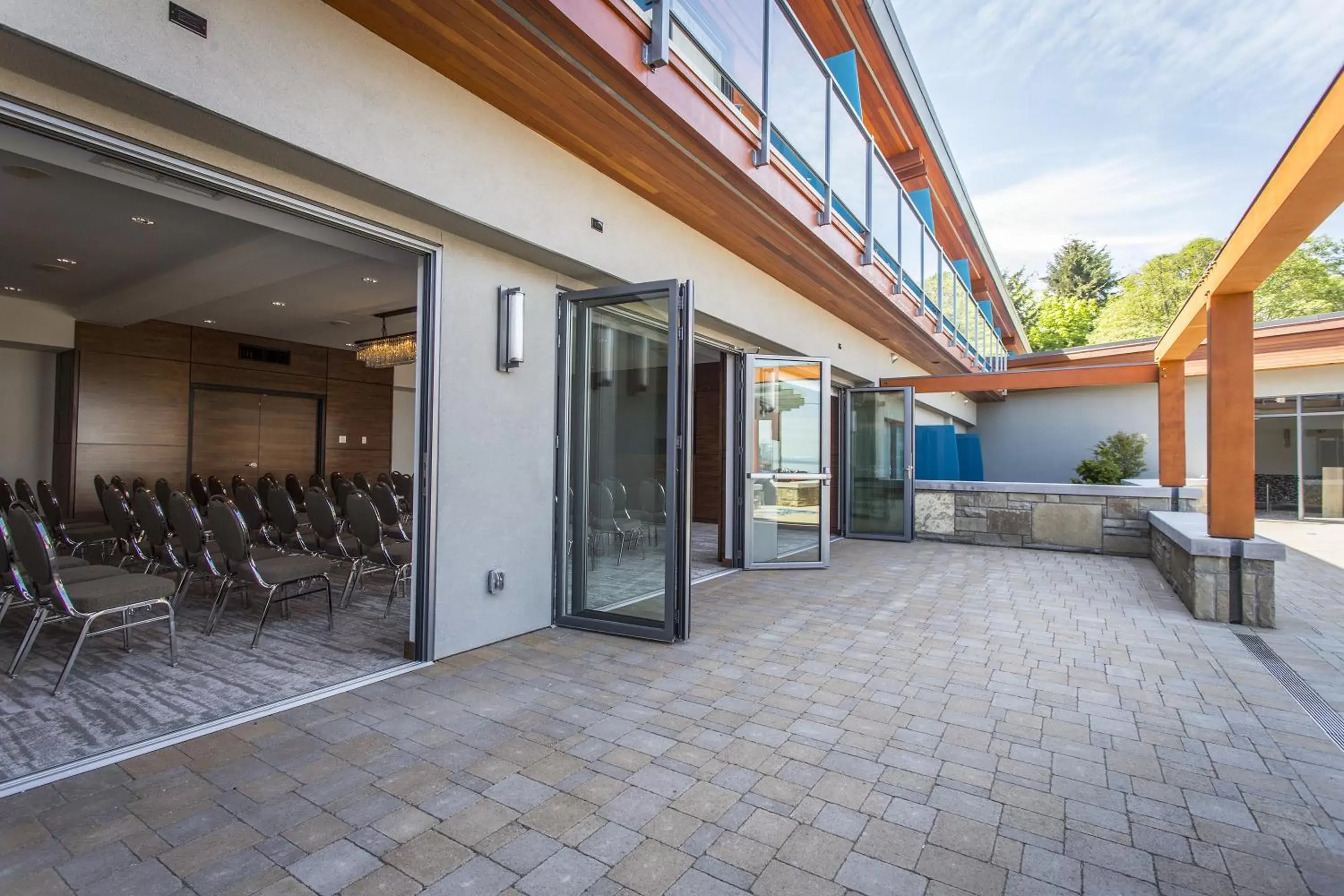 Patio in Qualicum Beach Inn