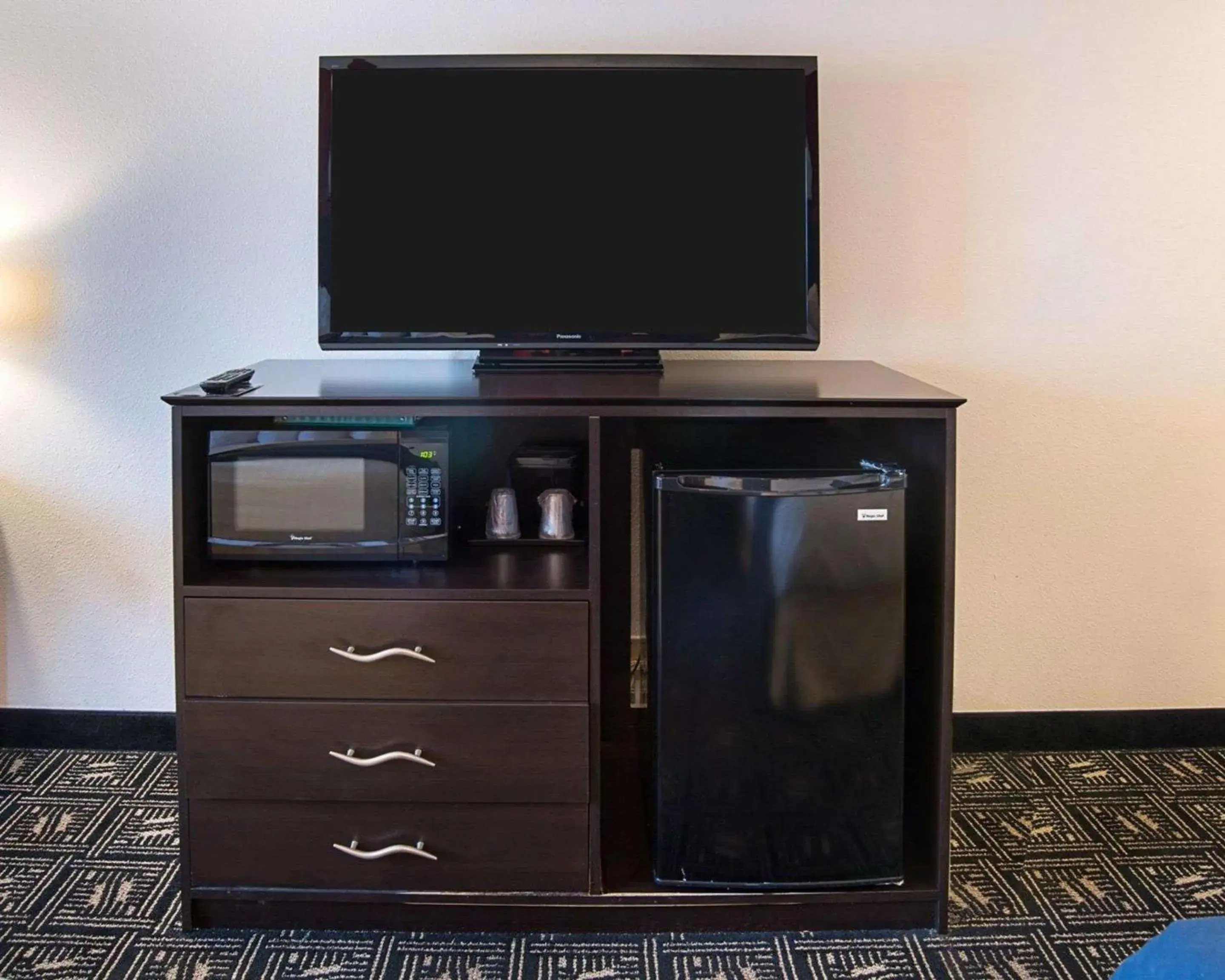 Photo of the whole room, TV/Entertainment Center in Brooklyn Center Quality Inn
