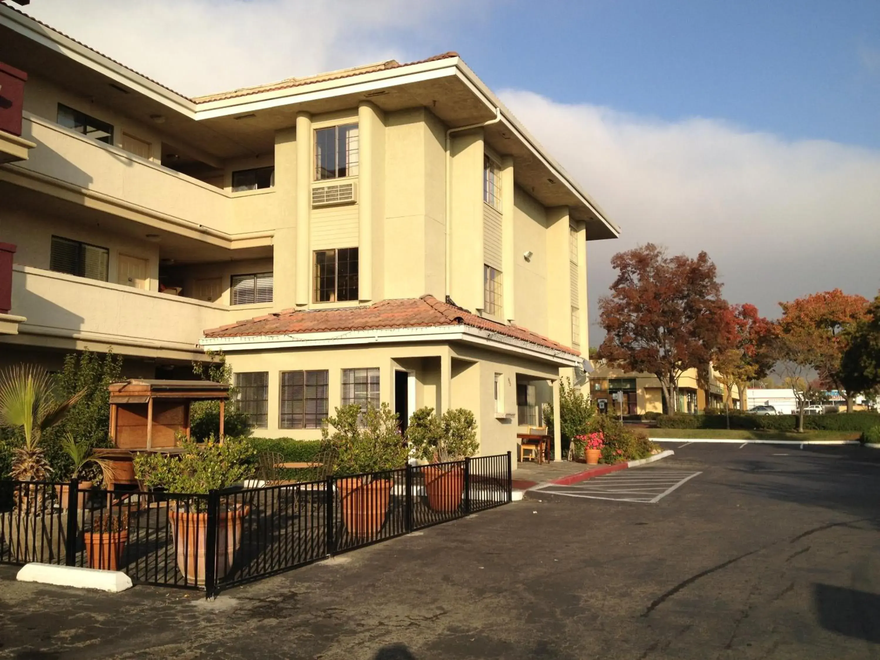 Facade/entrance, Property Building in Executive Inn