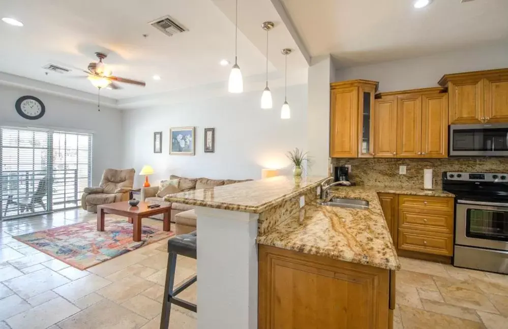 Balcony/Terrace, Kitchen/Kitchenette in Vistalmar Beach Resort