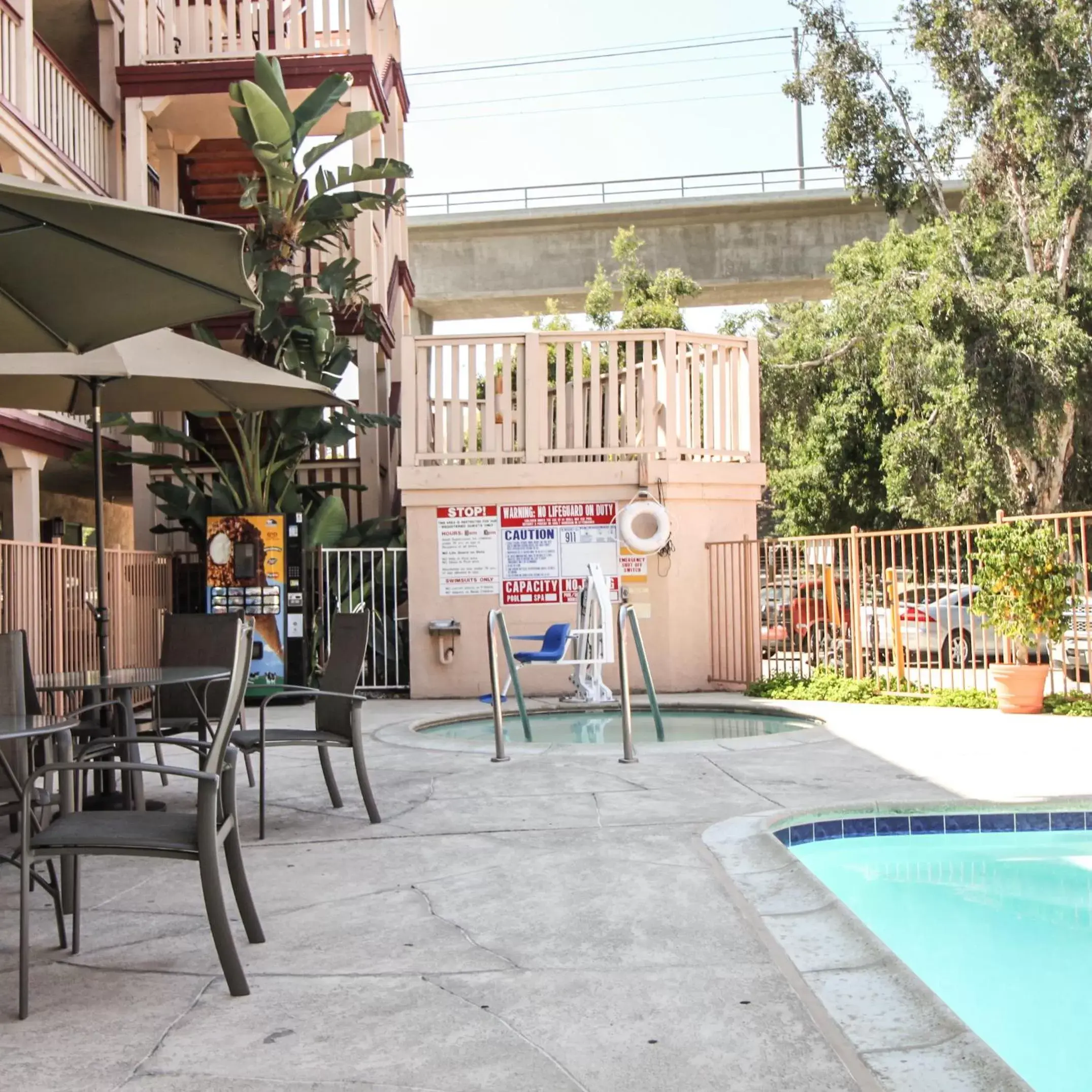 Swimming pool, Patio/Outdoor Area in Heritage Inn La Mesa