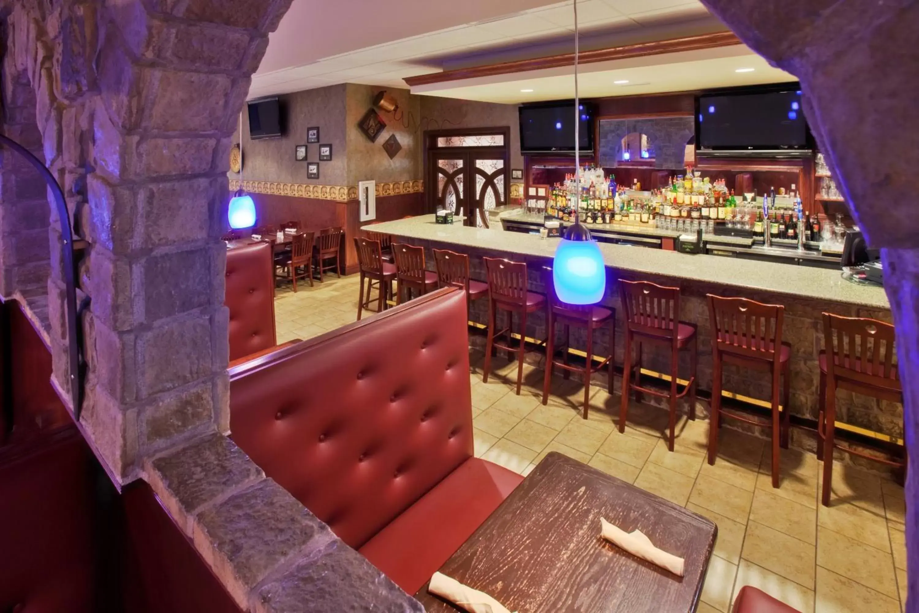 Lounge or bar, Lounge/Bar in Holiday Inn Quincy, an IHG Hotel