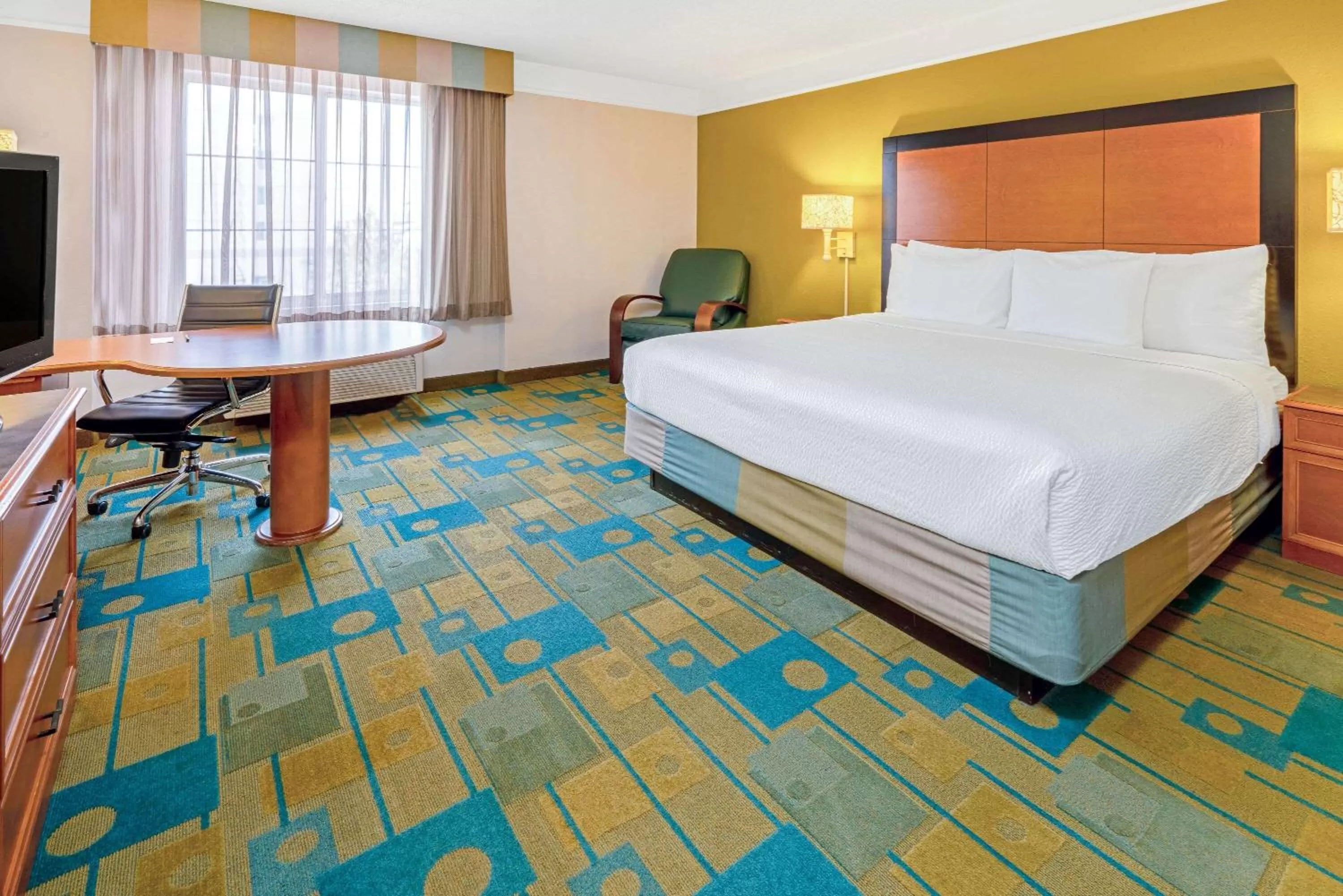 Photo of the whole room, Bed in La Quinta by Wyndham Salt Lake City Airport