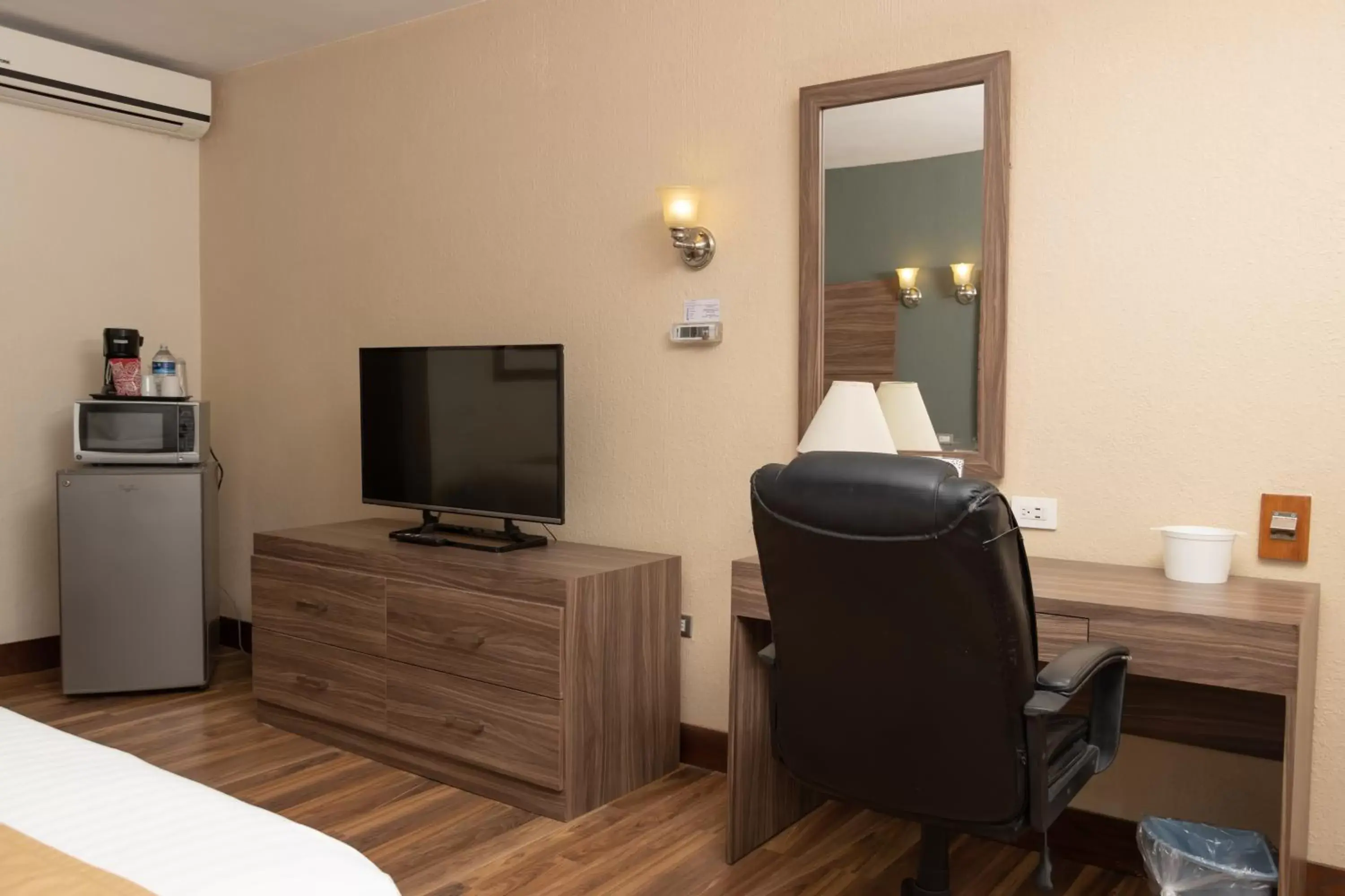 Bedroom, TV/Entertainment Center in Best Western Cumbres Inn Cd. Cuauhtemoc