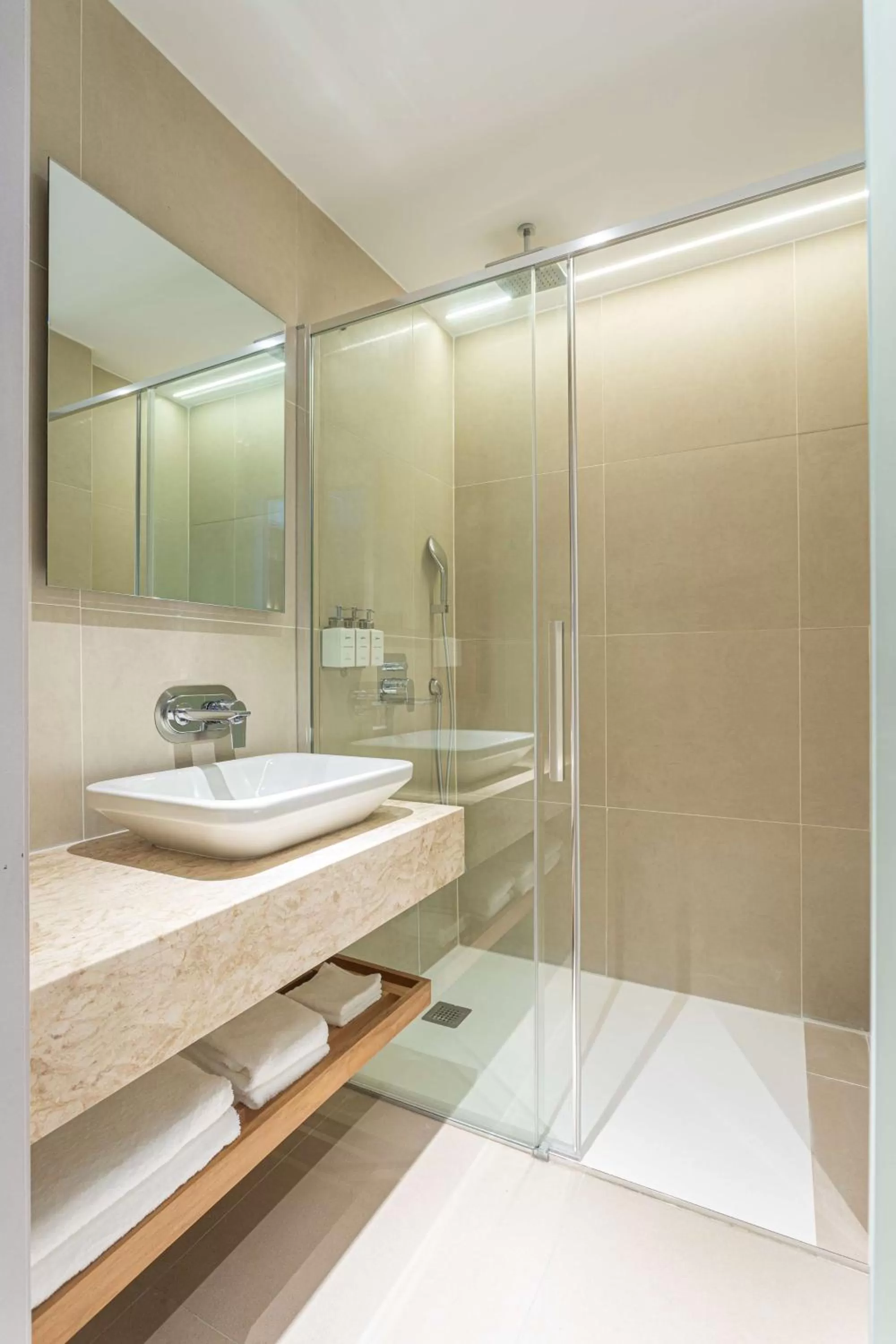 Shower in Radisson Hotel Saint Denis, La Reunion