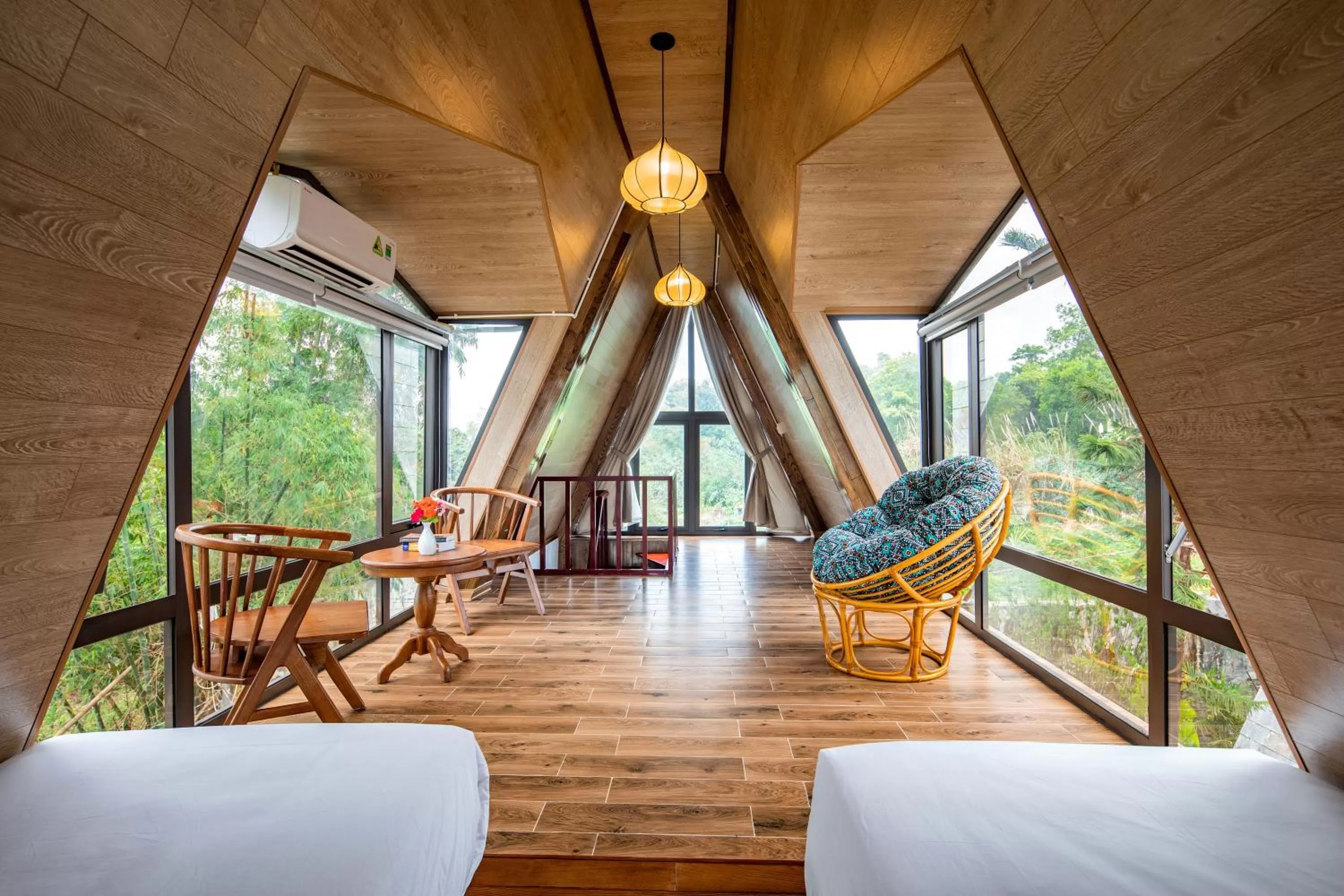Living room, Bed in Bai Dinh Garden Resort & Spa
