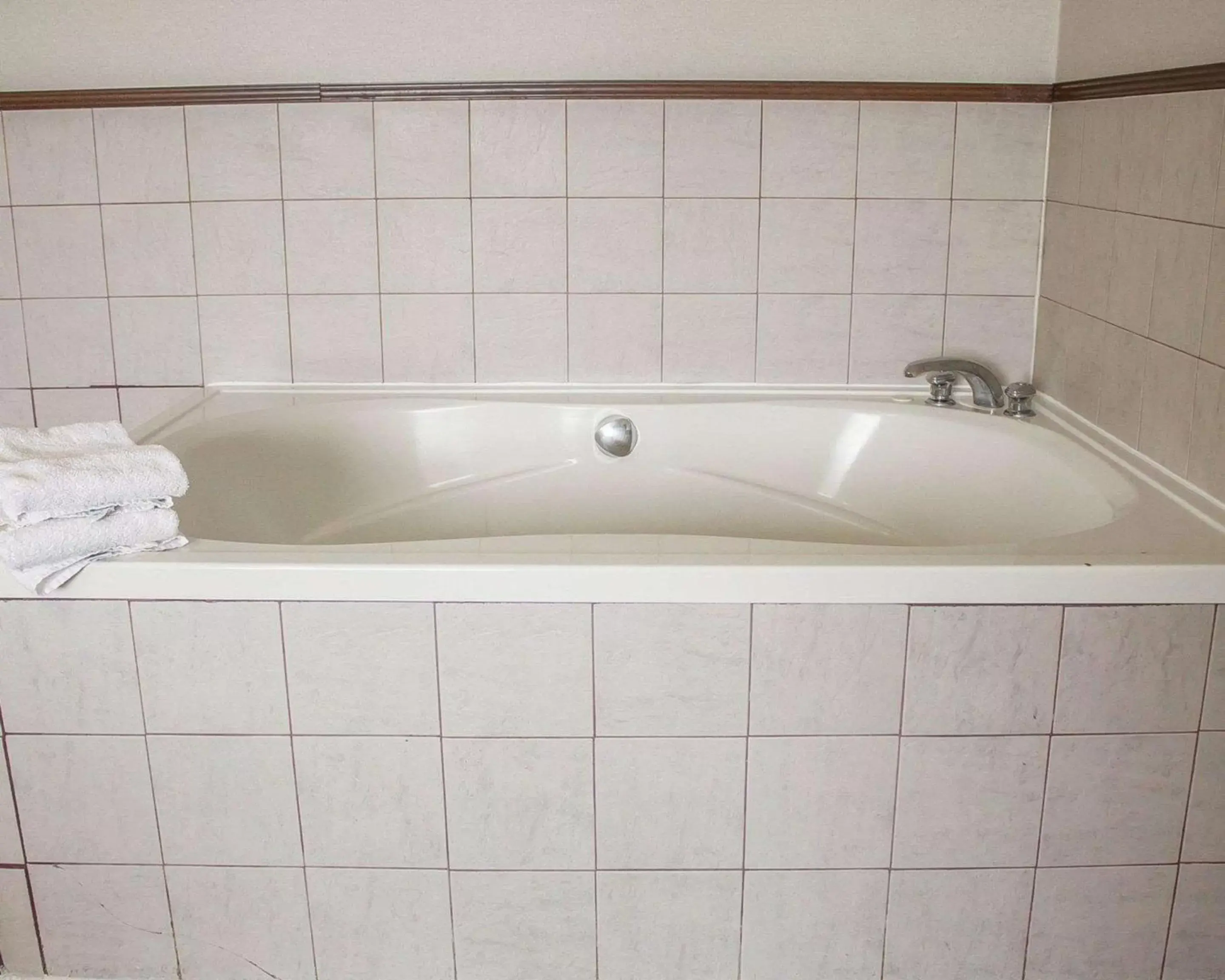 Hot Tub, Bathroom in Norwood Inn & Suites Columbus