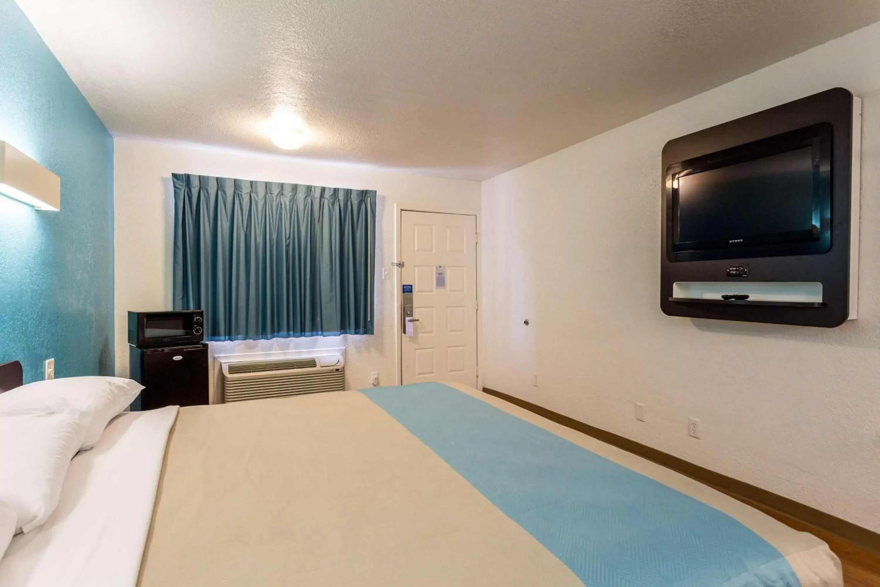 Photo of the whole room, Room Photo in Motel 6-Bryan, TX - College Station