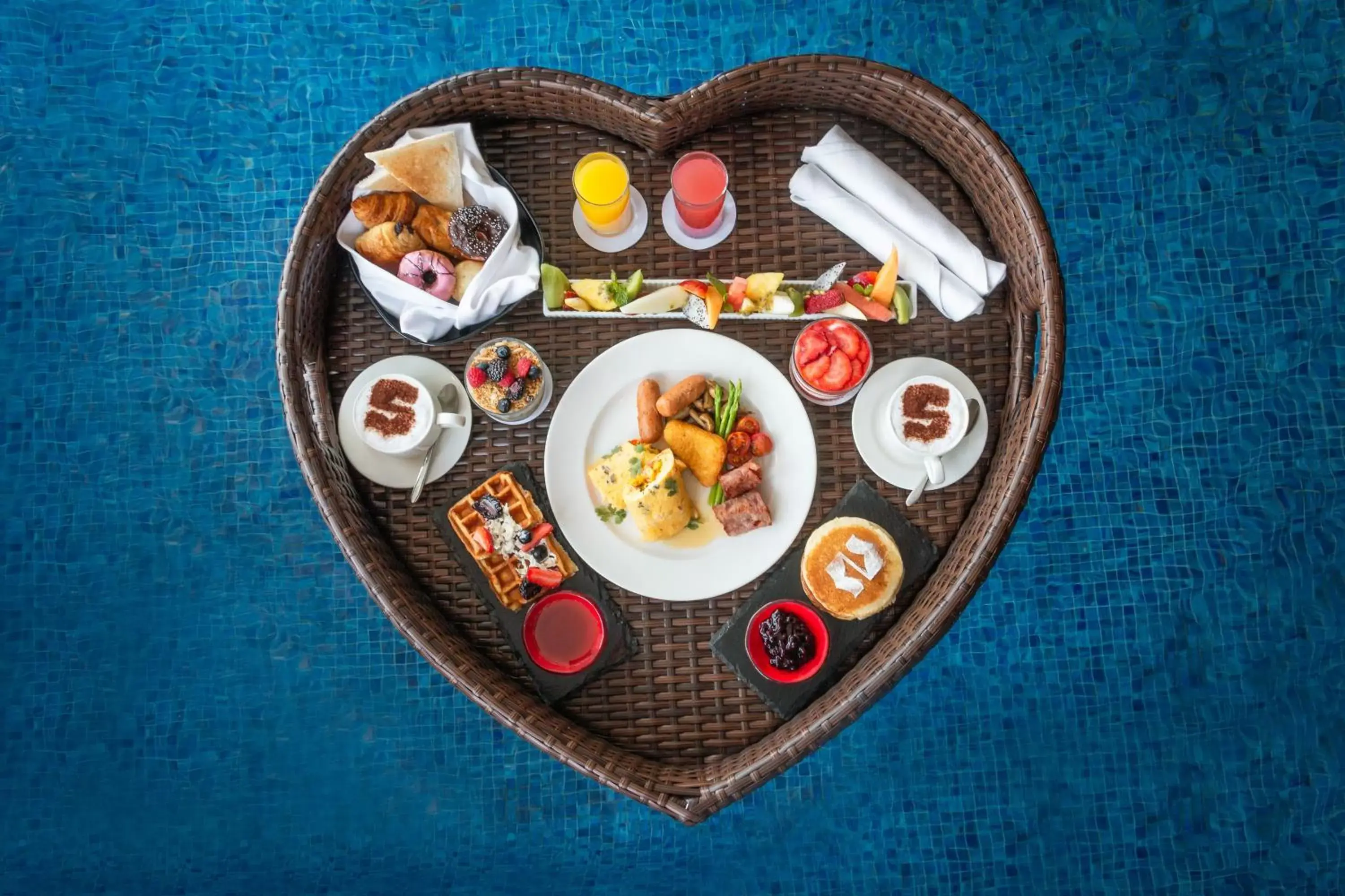 Swimming pool in Shangri-La Dubai Swimming pool in Shangri-La Dubai