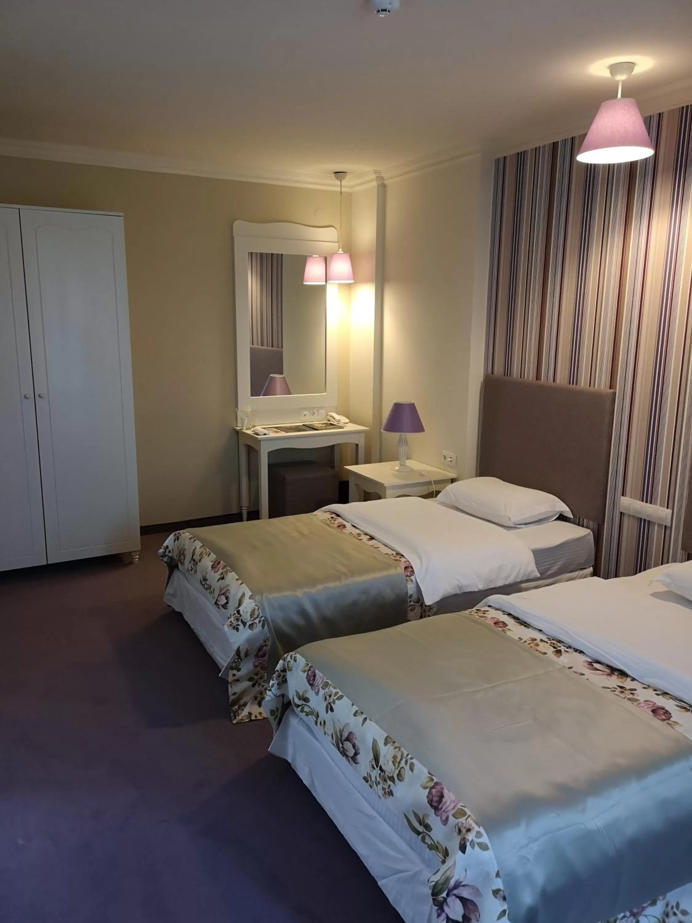 Photo of the whole room, Bed in Parish Hotel