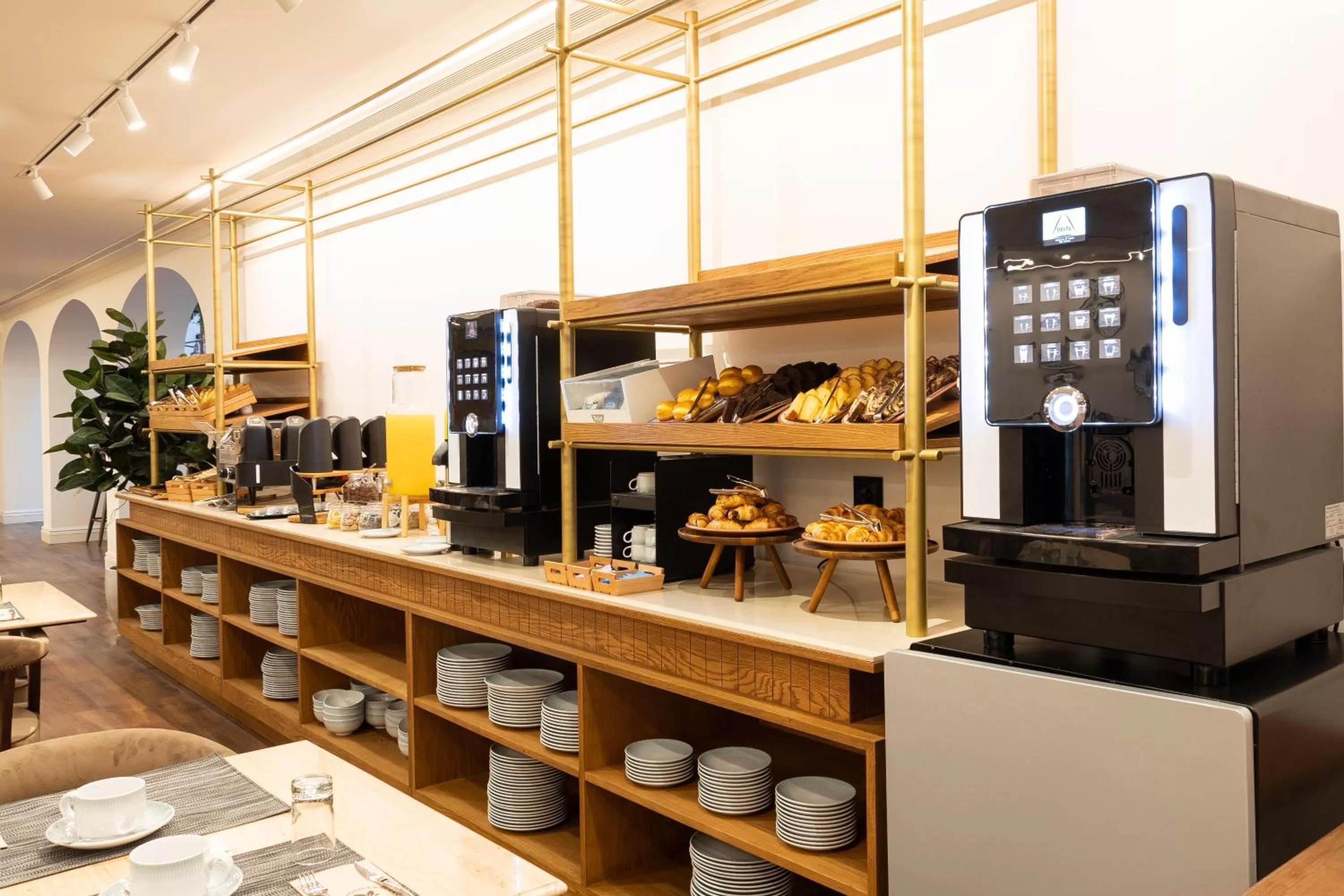 Restaurant/places to eat in AP Dona Aninhas