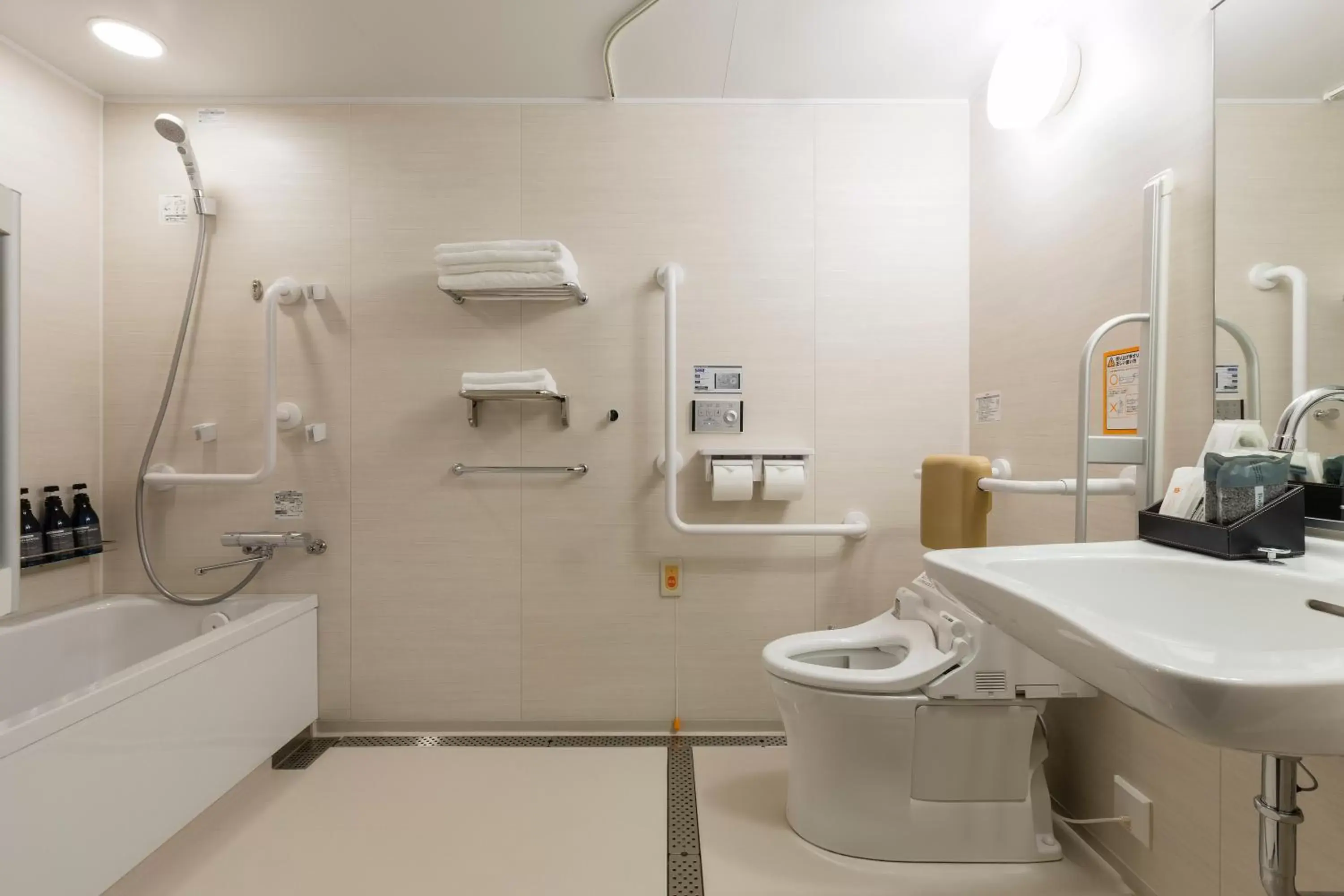 Photo of the whole room, Bathroom in Premier Hotel -CABIN PRESIDENT- Osaka