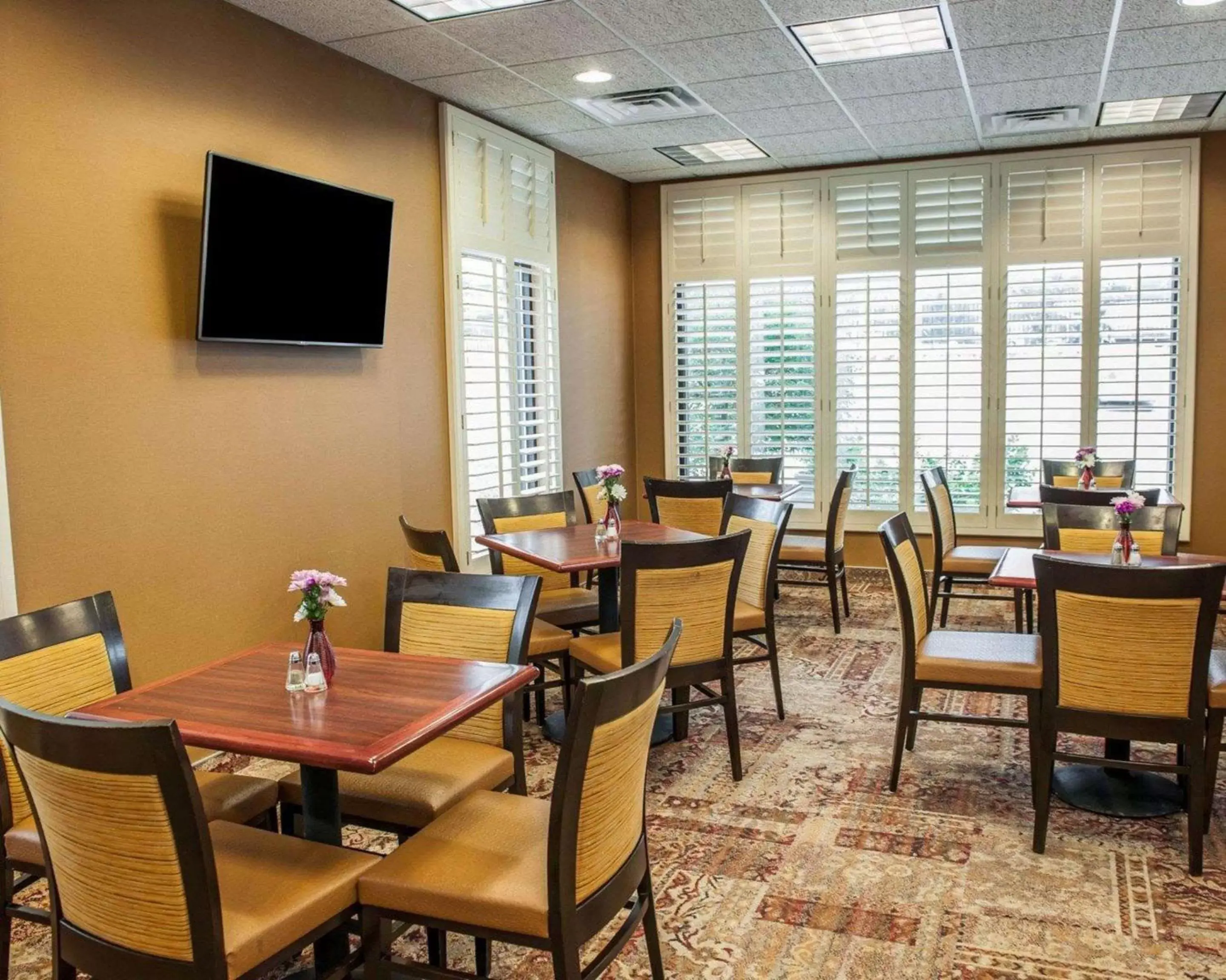 Restaurant/Places to Eat in Comfort Inn Bloomington near University