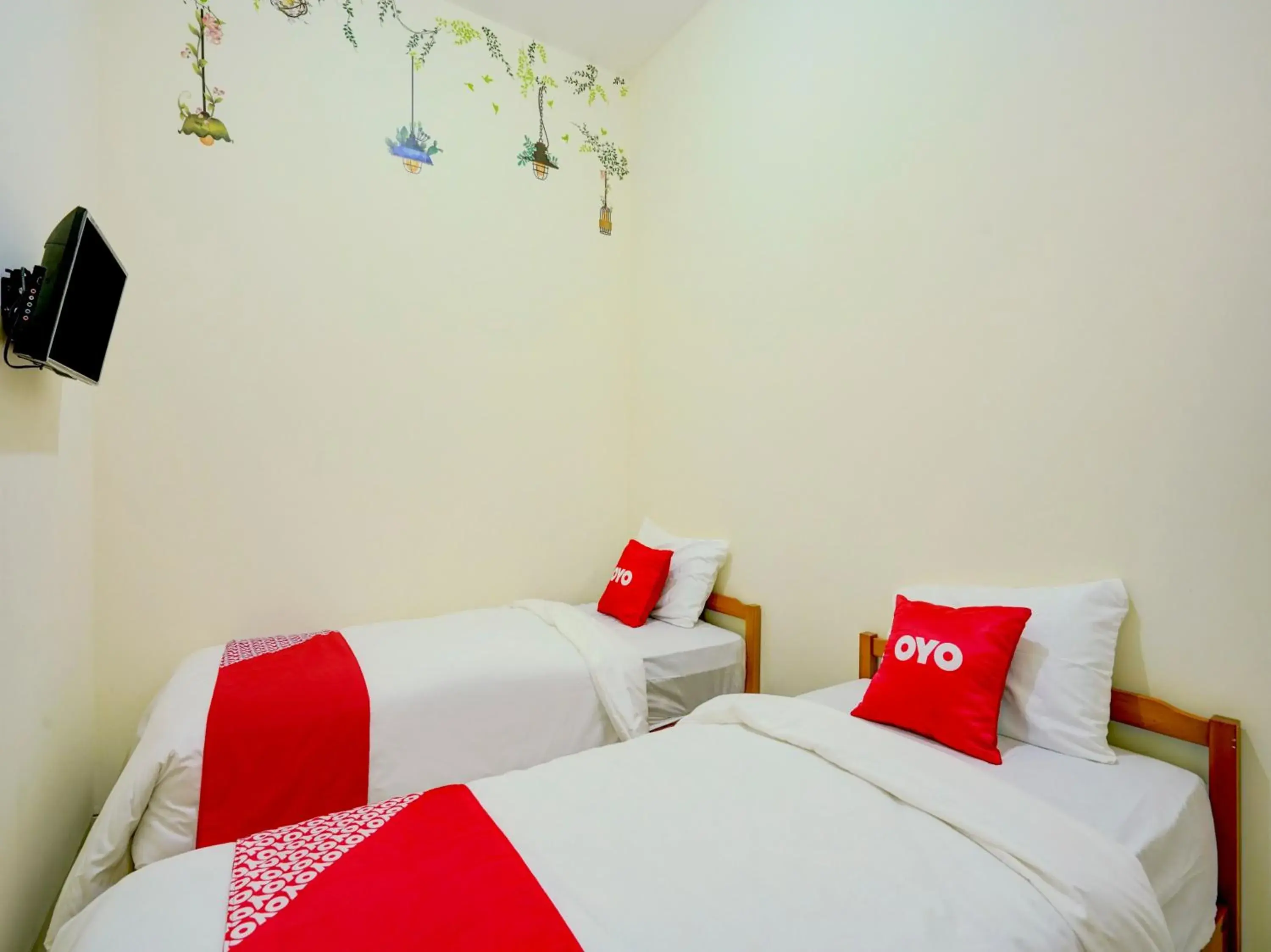 Bedroom in OYO 90173 Innapp Tenggilis Family Residence