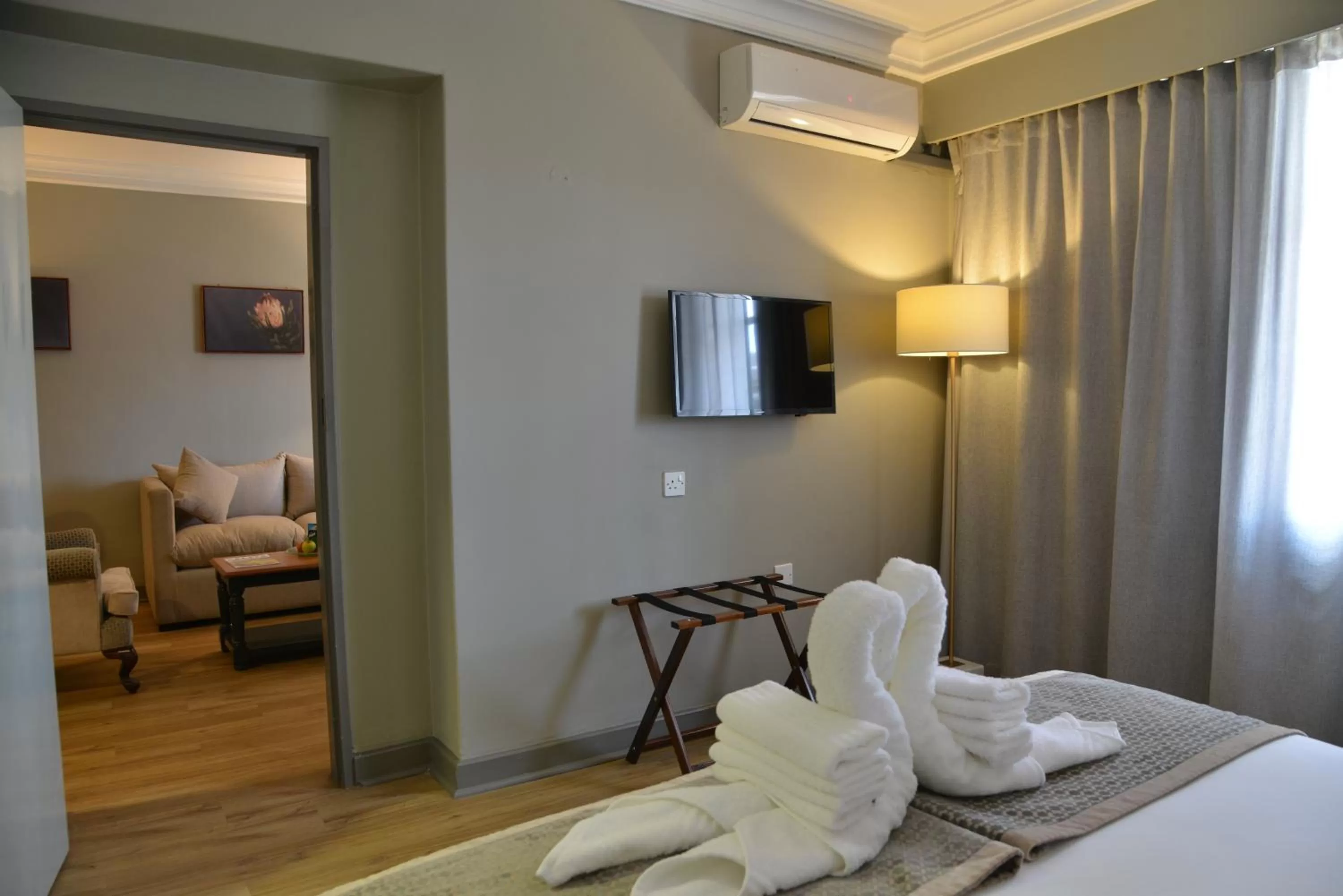 Bedroom, Bed in Cresta Jameson Hotel