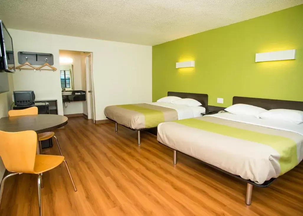 Bedroom, Bed in Motel 6-Palestine, TX