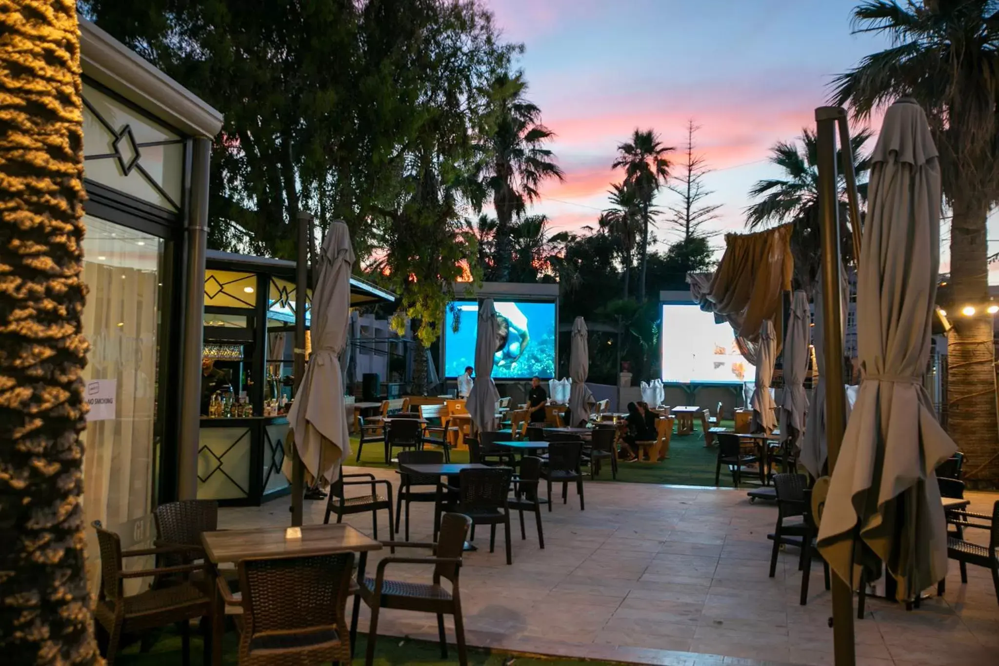 Restaurant/Places to Eat in Beach Garden Hotel