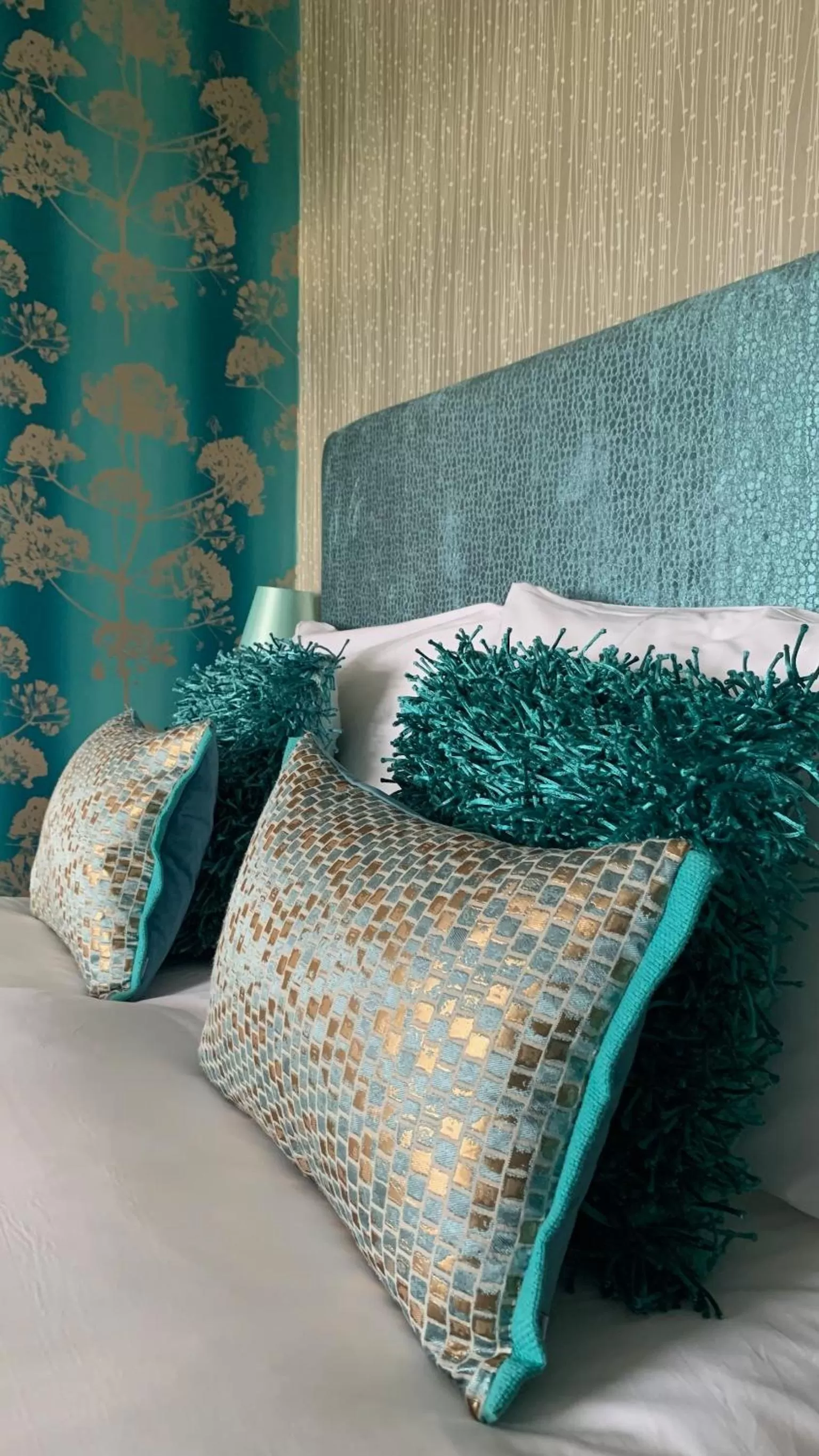 Bed in Ramsey House - Luxury Licensed B&B - Parking and Guest Lounge