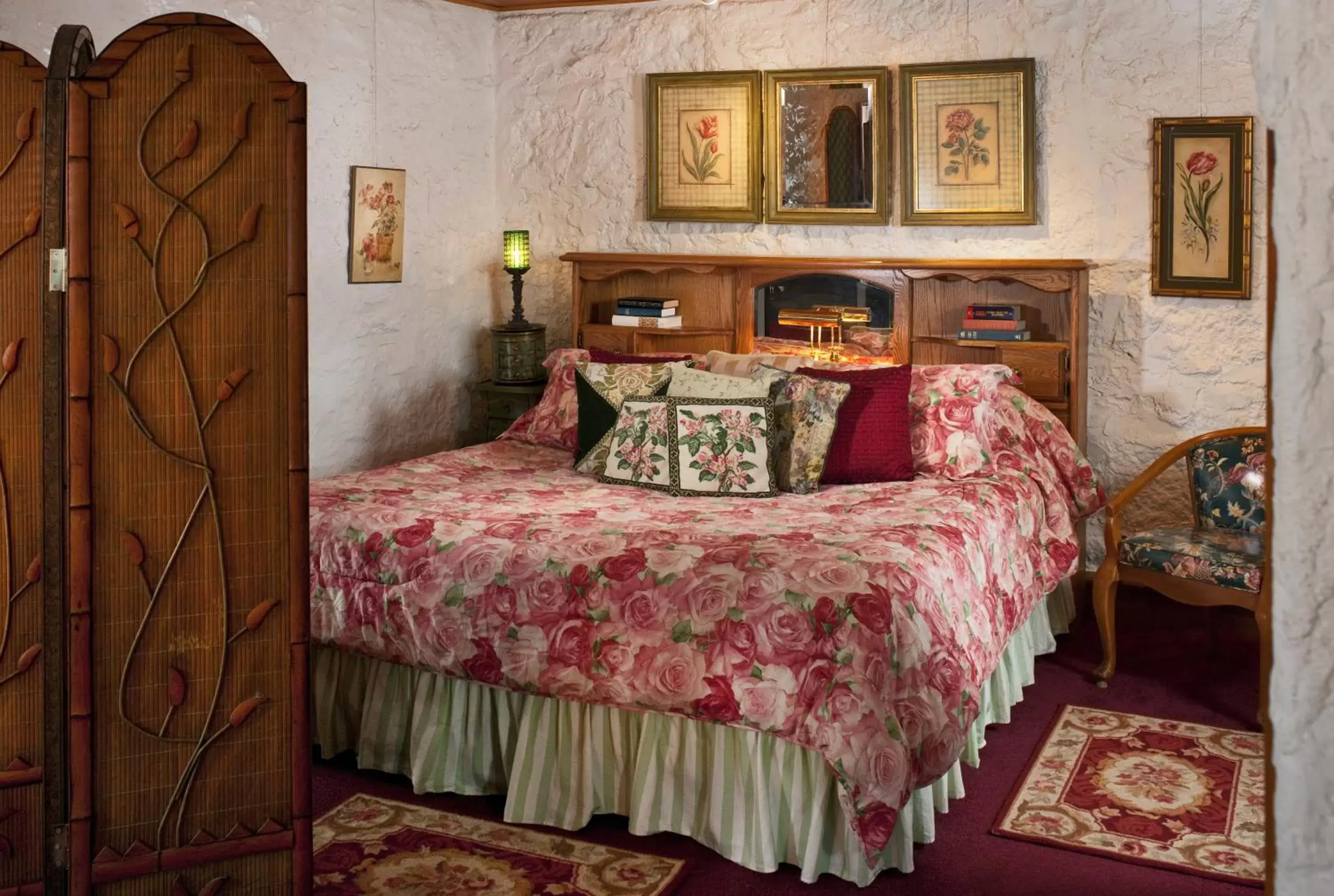 Bed in Cliff Cottage Inn