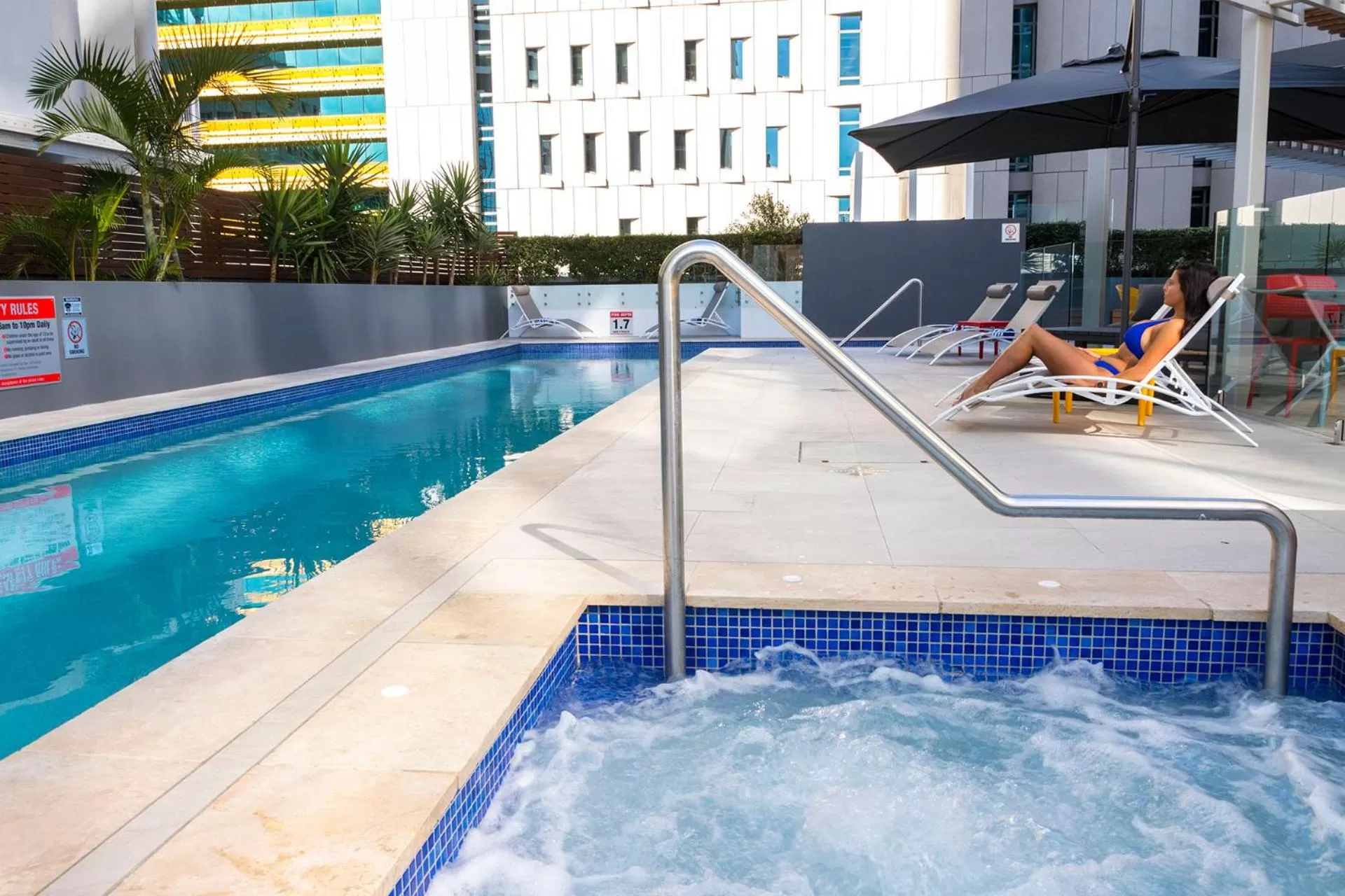 Swimming pool in Evolution Apartments