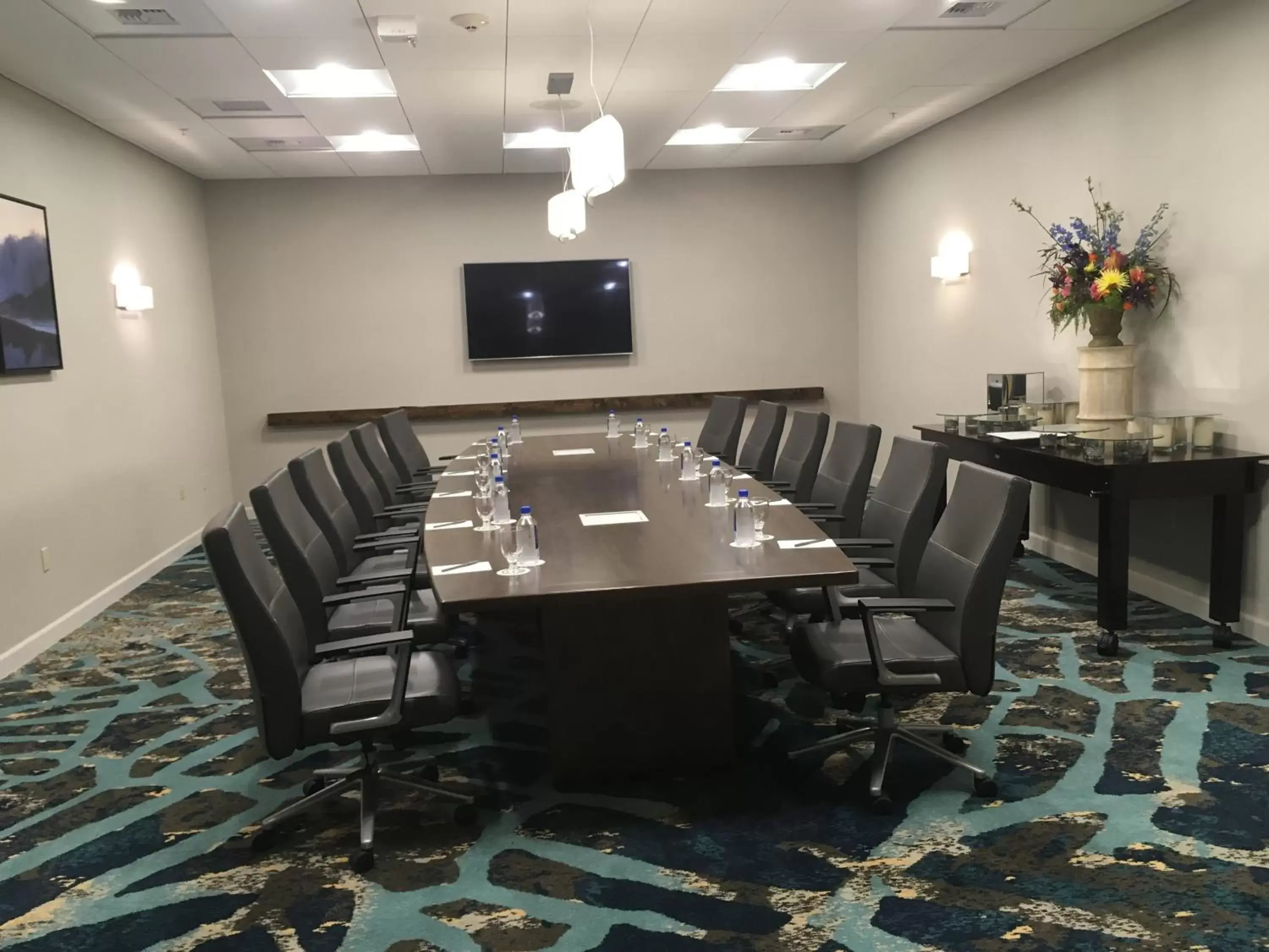 Meeting/conference room in Crowne Plaza Hotel Ventura Beach, an IHG Hotel