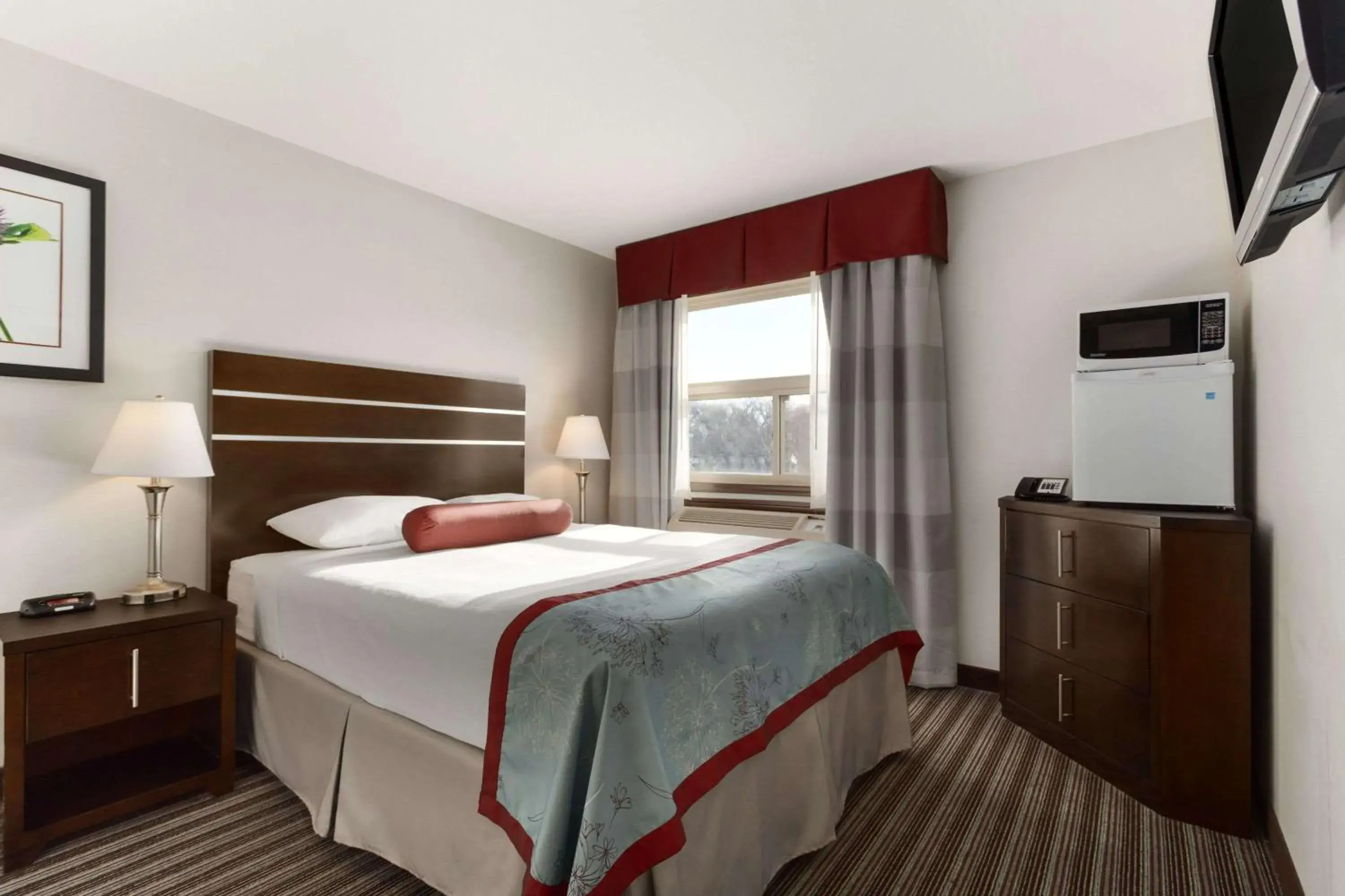 Photo of the whole room, Bed in Super 8 by Wyndham Saskatoon Near Downtown