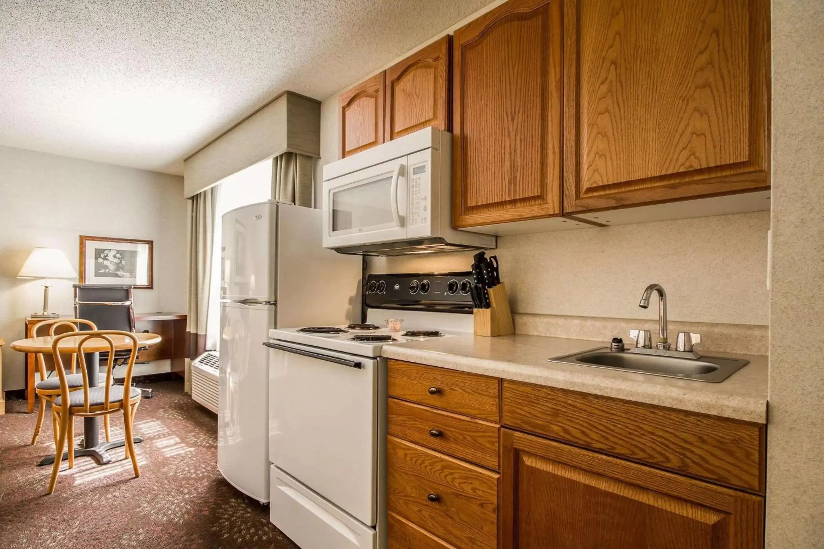 Photo of the whole room, Kitchen/Kitchenette in Comfort Inn Fond Du Lac