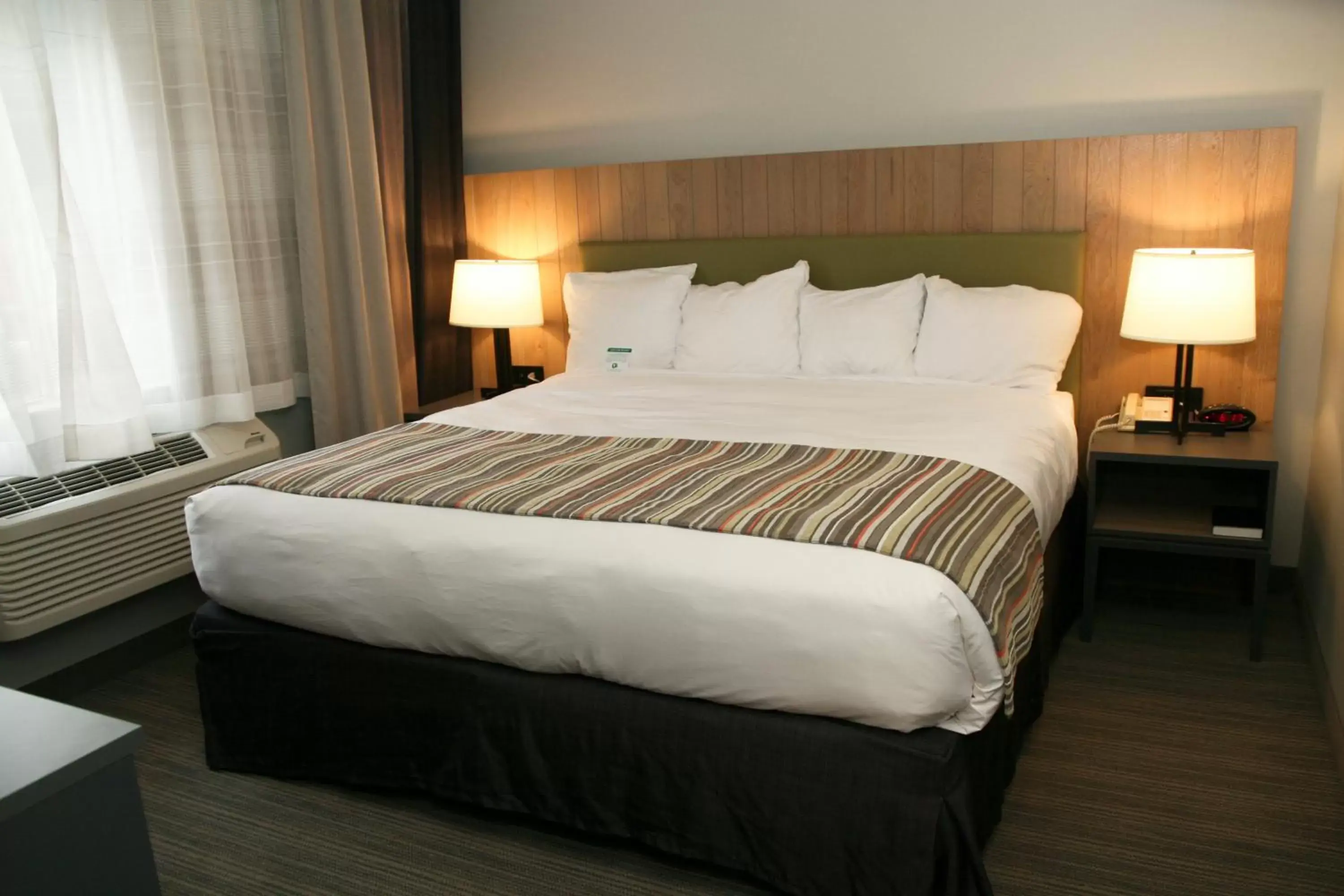 Bed in Country Inn & Suites by Radisson, Prineville, OR