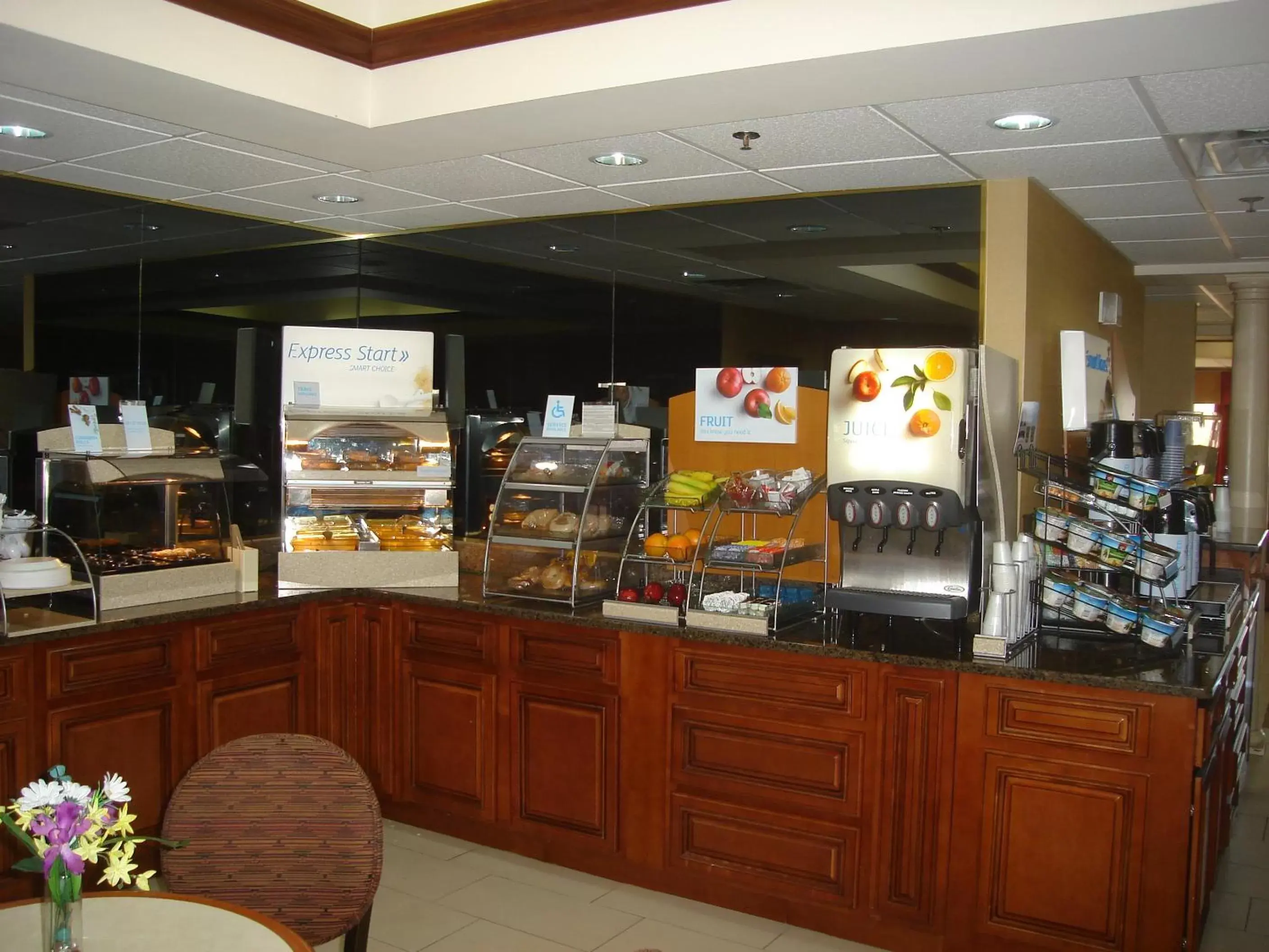 Breakfast, Restaurant/Places to Eat in Holiday Inn Express Louisville Northeast, an IHG Hotel