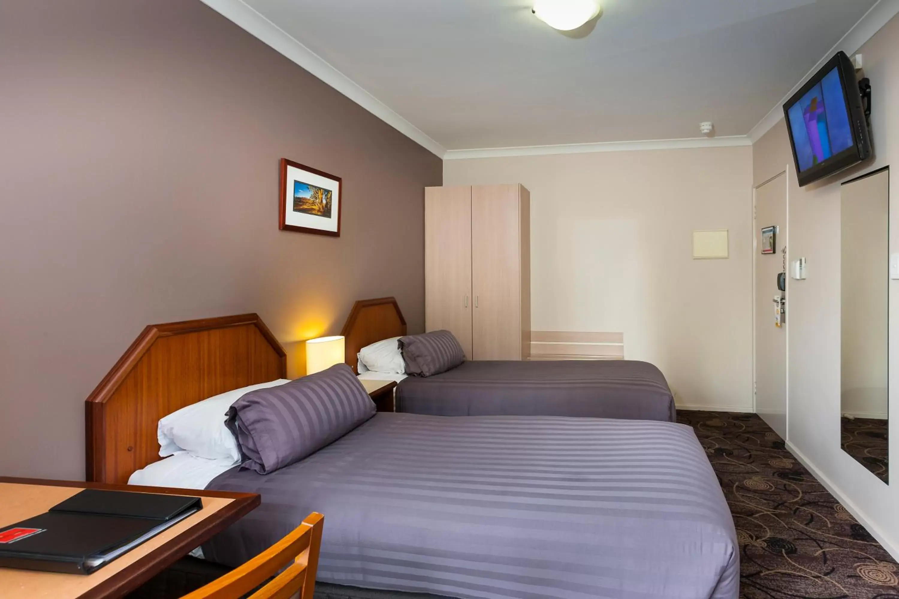 TV and multimedia, Bed in Quality Hotel Bayswater