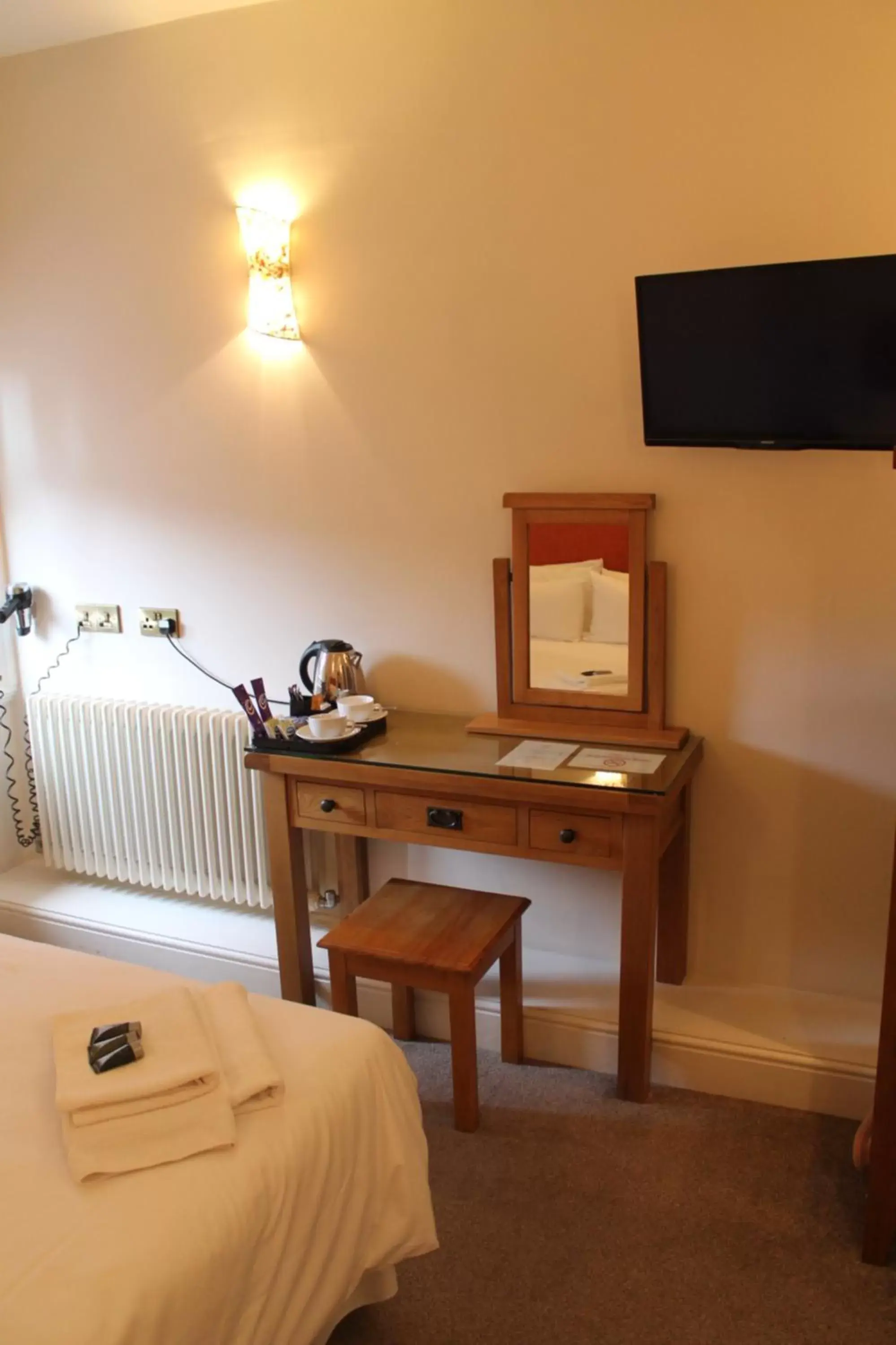 Bed, TV/Entertainment Center in Bentinck Hotel