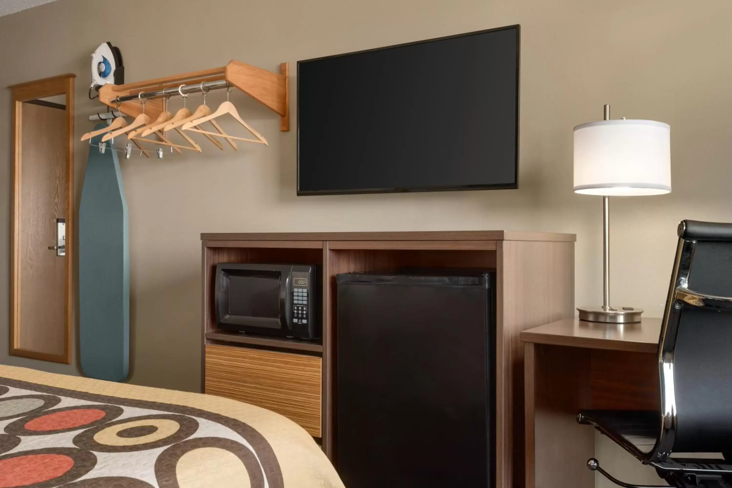 TV and multimedia, TV/Entertainment Center in Super 8 by Wyndham Sioux Falls