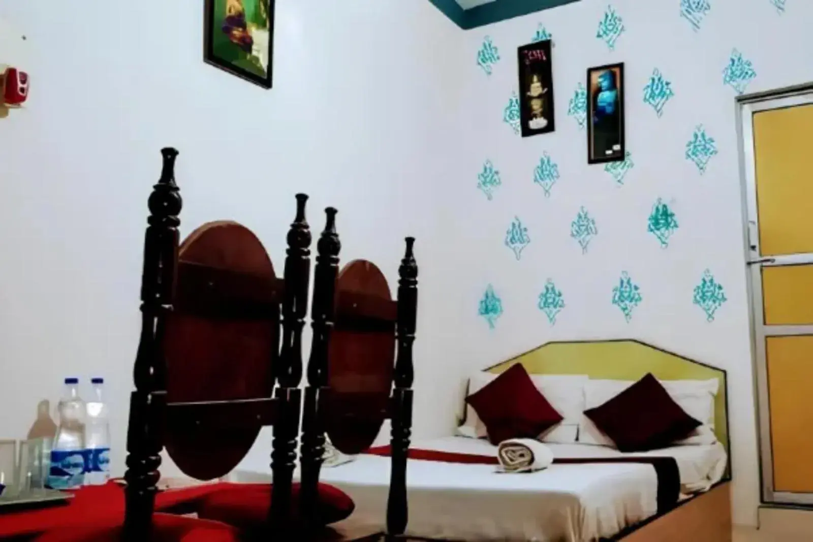 Bed, Seating Area in GRG Mohit Paying Guest House Varanasi