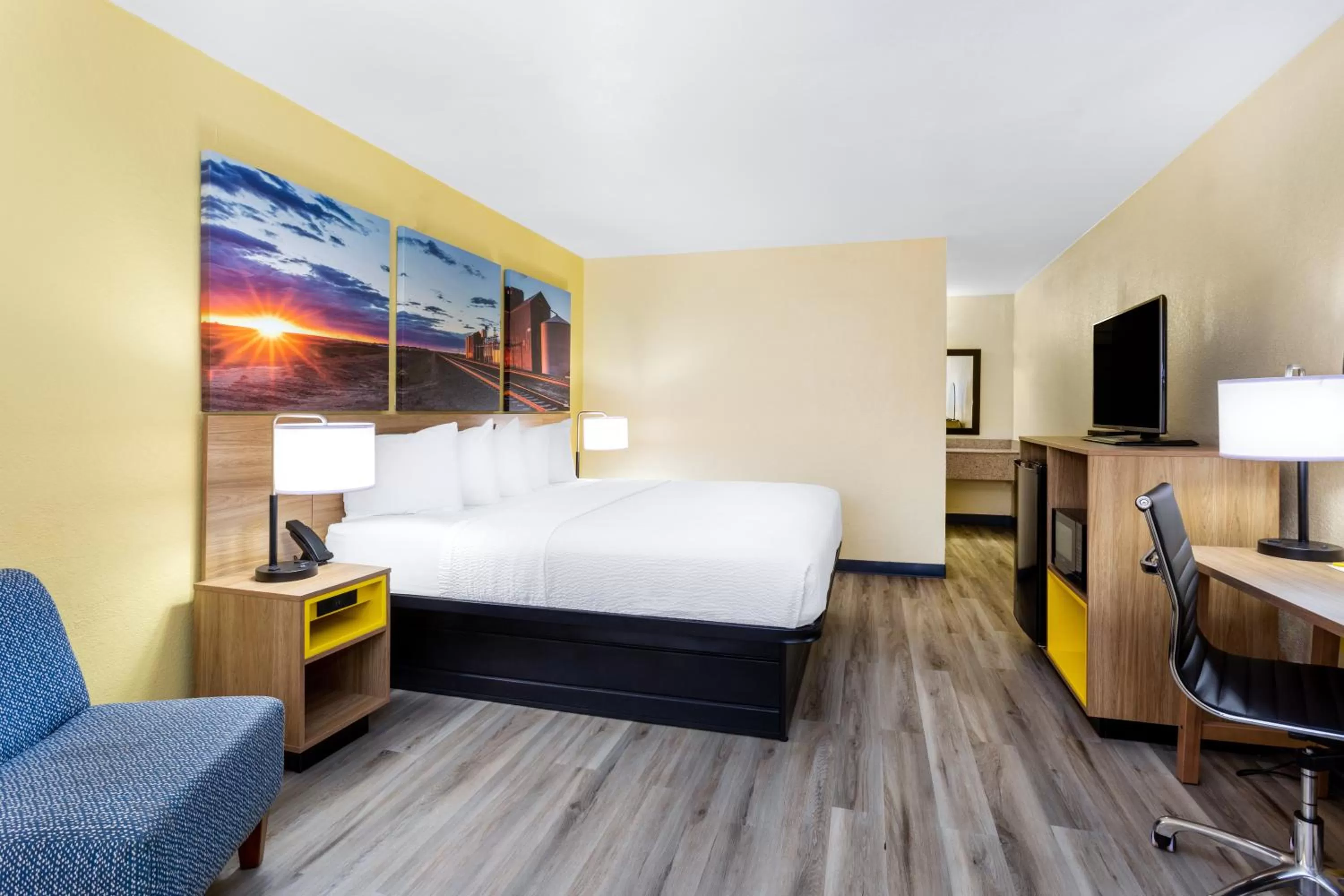 Photo of the whole room, Bed in Days Inn & Suites by Wyndham Clovis