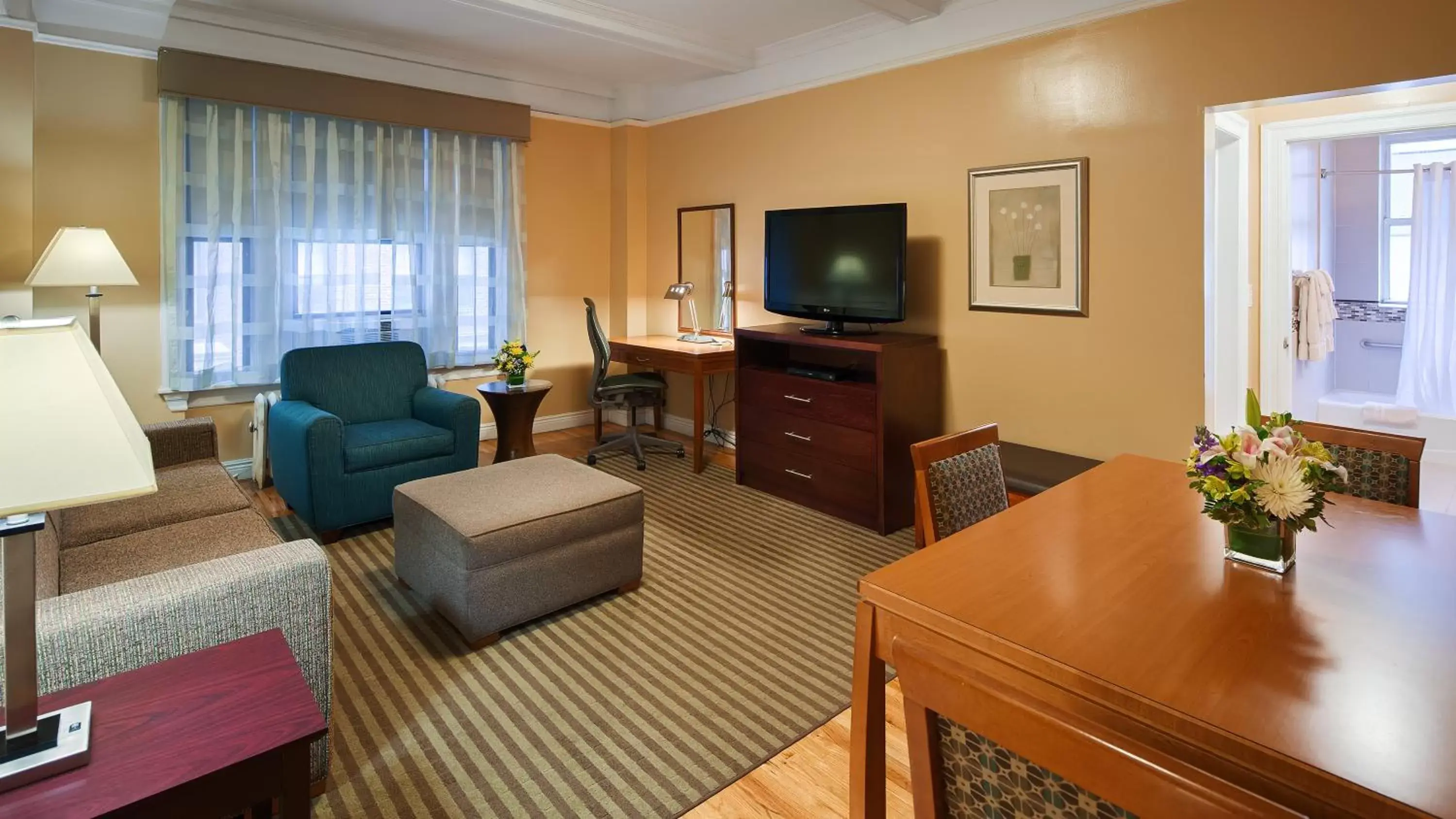 Seating area, Lounge/Bar in Best Western Plus Hospitality House Suites