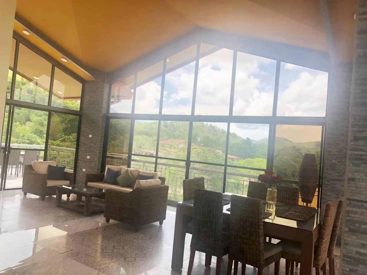 Restaurant/places to eat in Bella Villa Coron