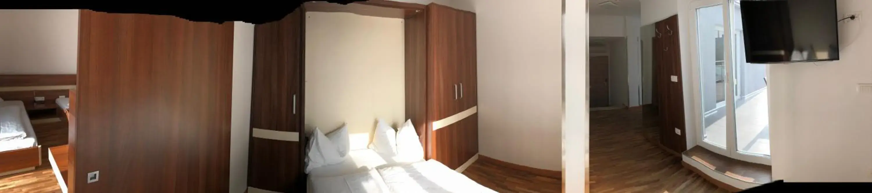 Bedroom, TV/Entertainment Center in Primus Hotel & Apartments